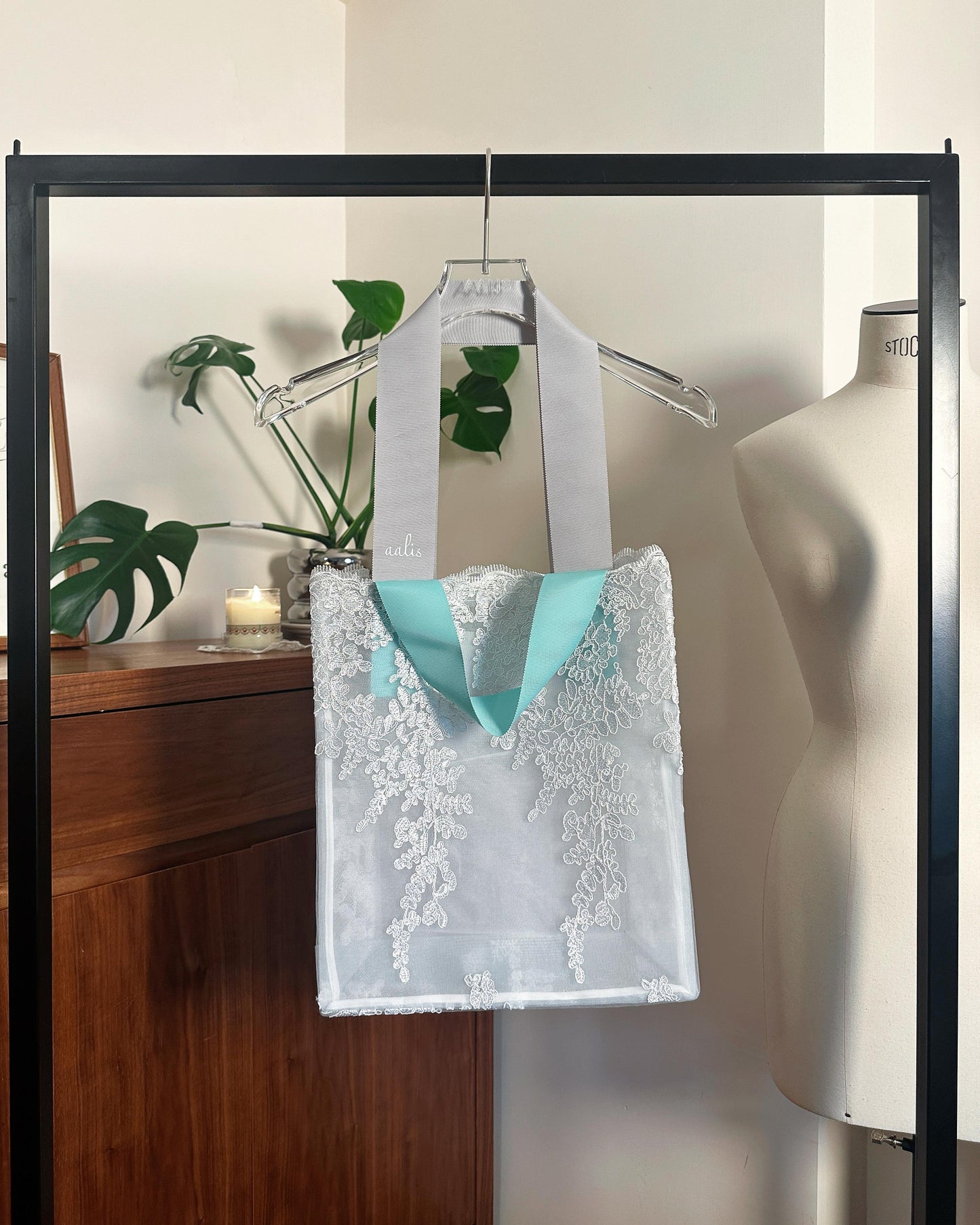 aalis Classic vertical lace tote bag (Light Grey)