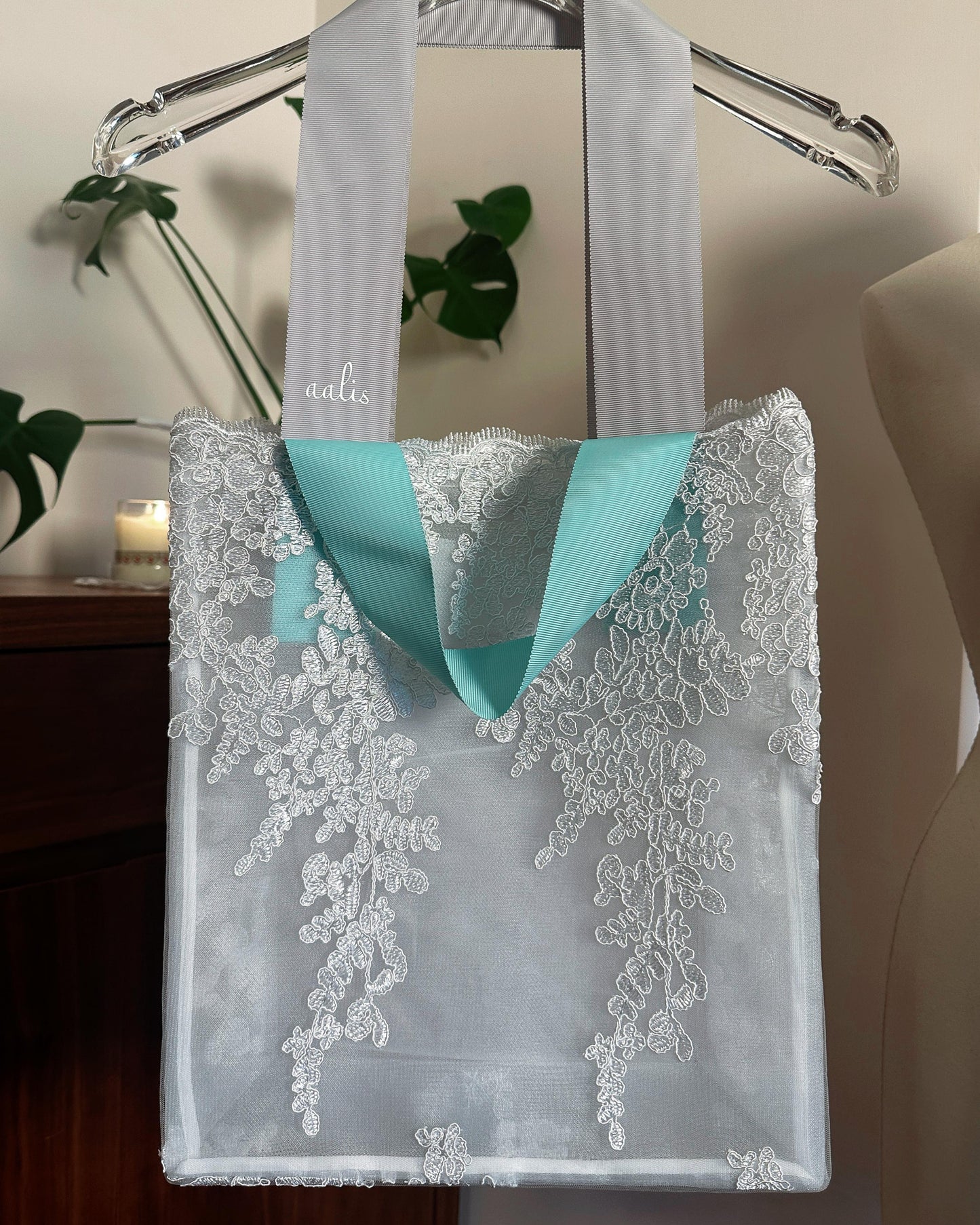 aalis Classic vertical lace tote bag (Light Grey)