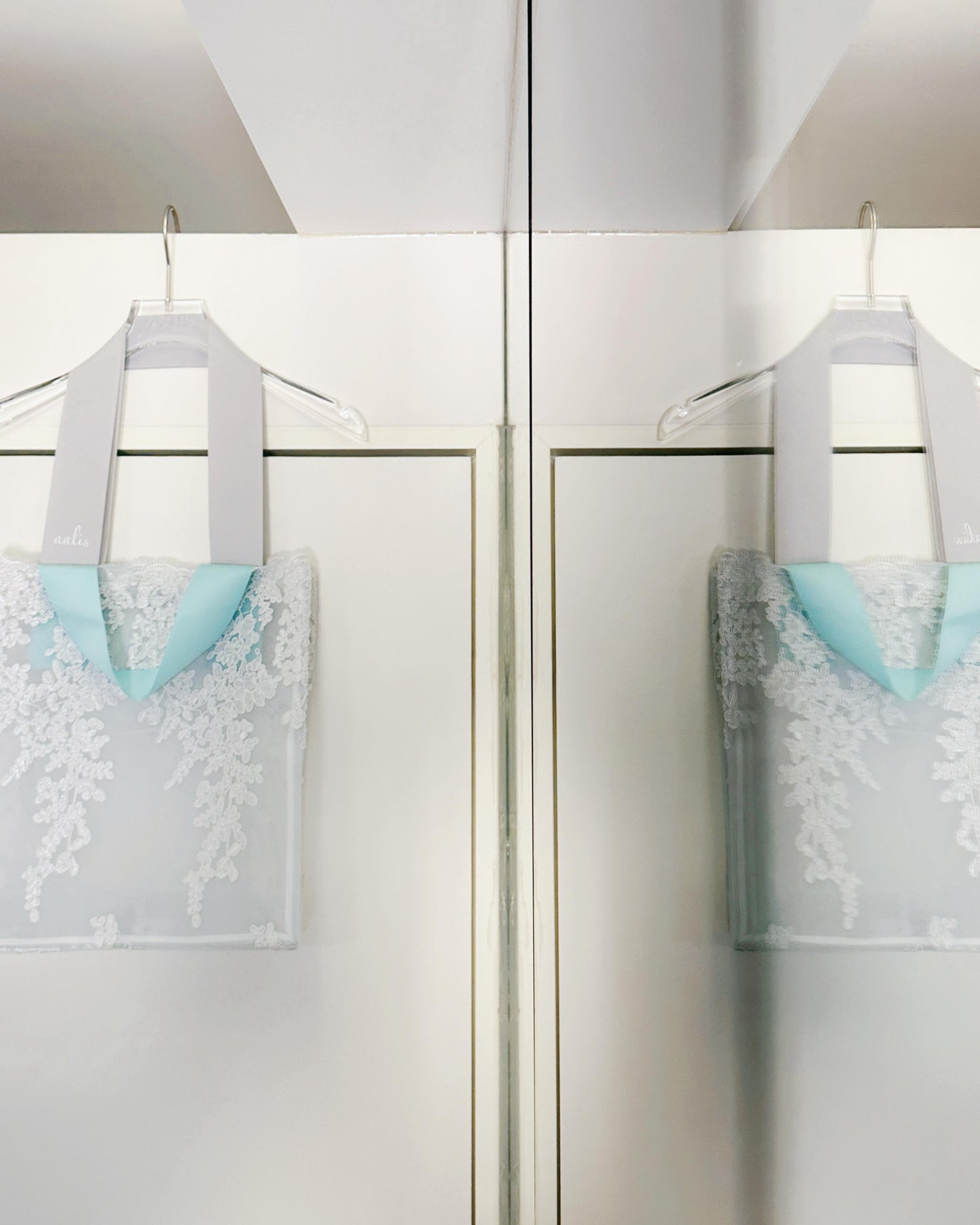 aalis Classic vertical lace tote bag (Light Grey)