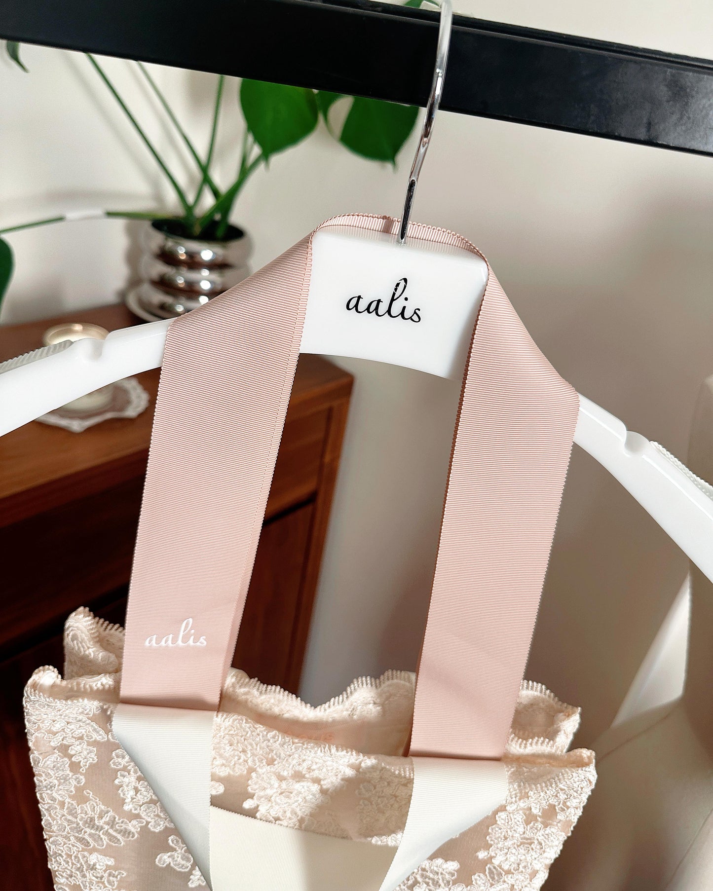 aalis Classic vertical lace tote bag (Nude)