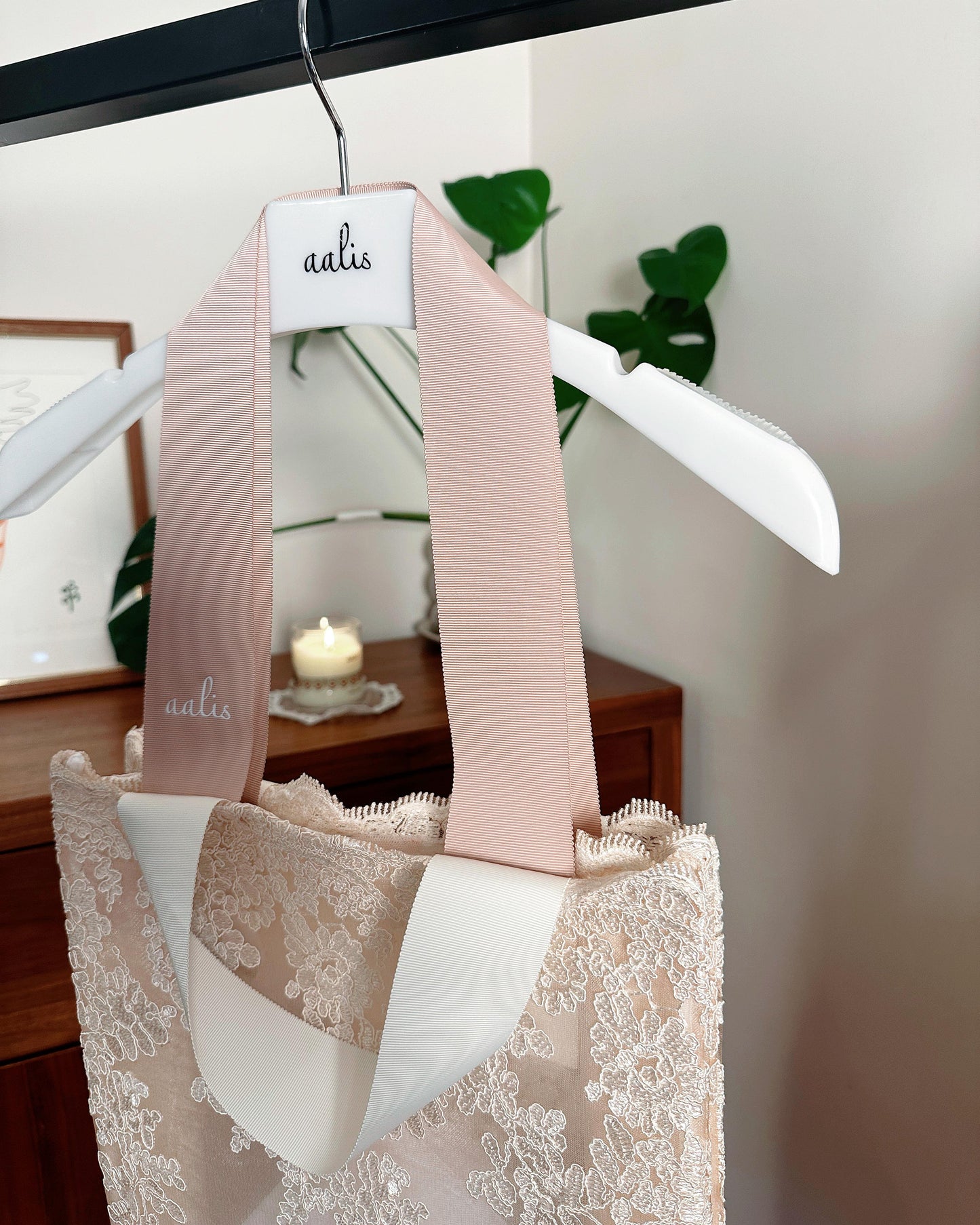 aalis Classic vertical lace tote bag (Nude)