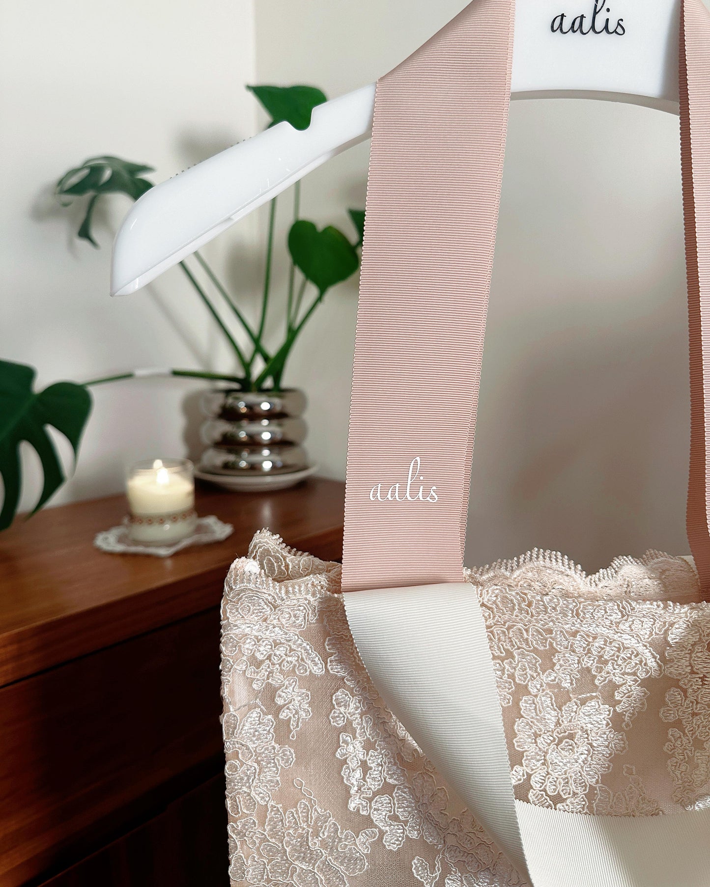 aalis Classic vertical lace tote bag (Nude)
