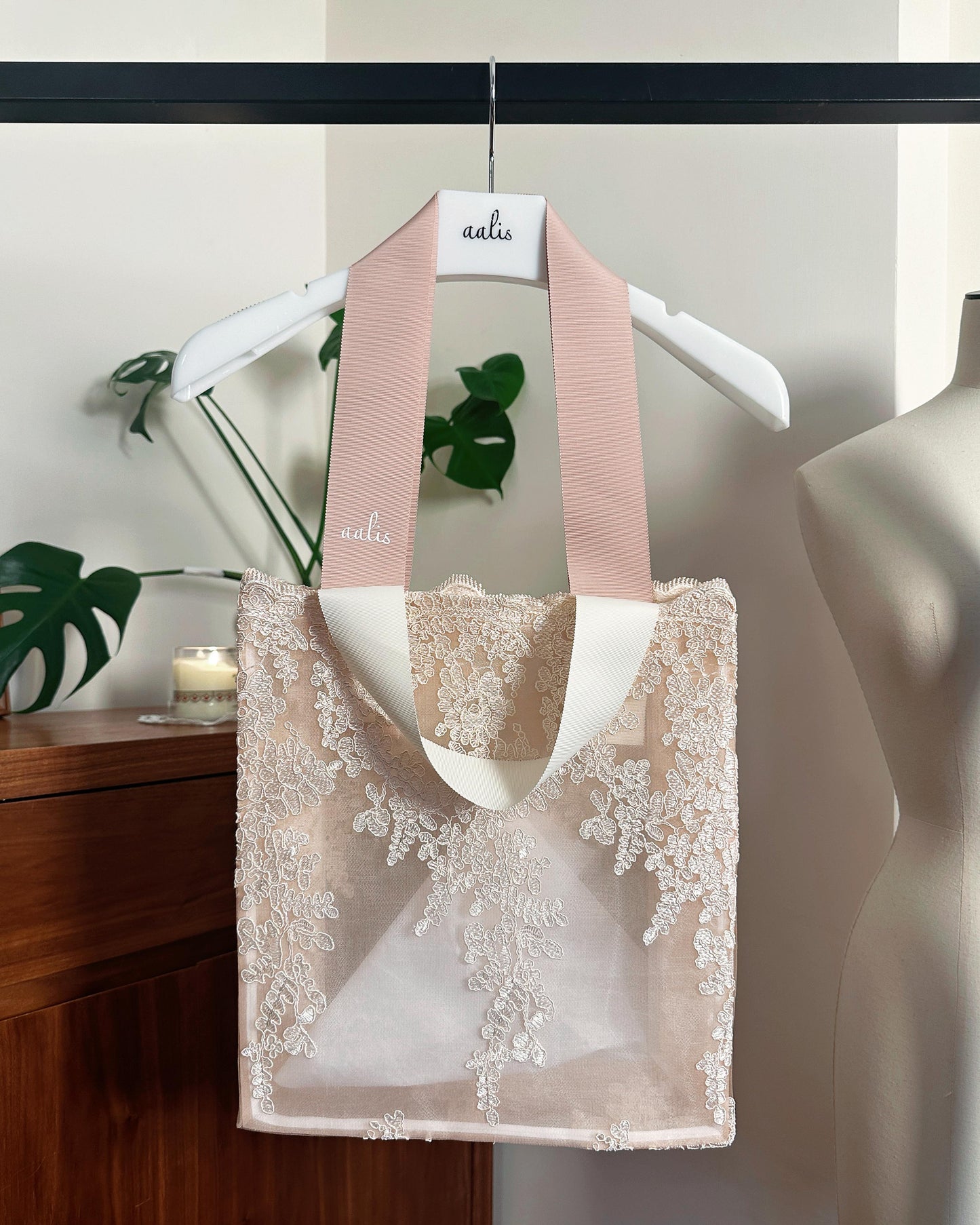 aalis Classic vertical lace tote bag (Nude)