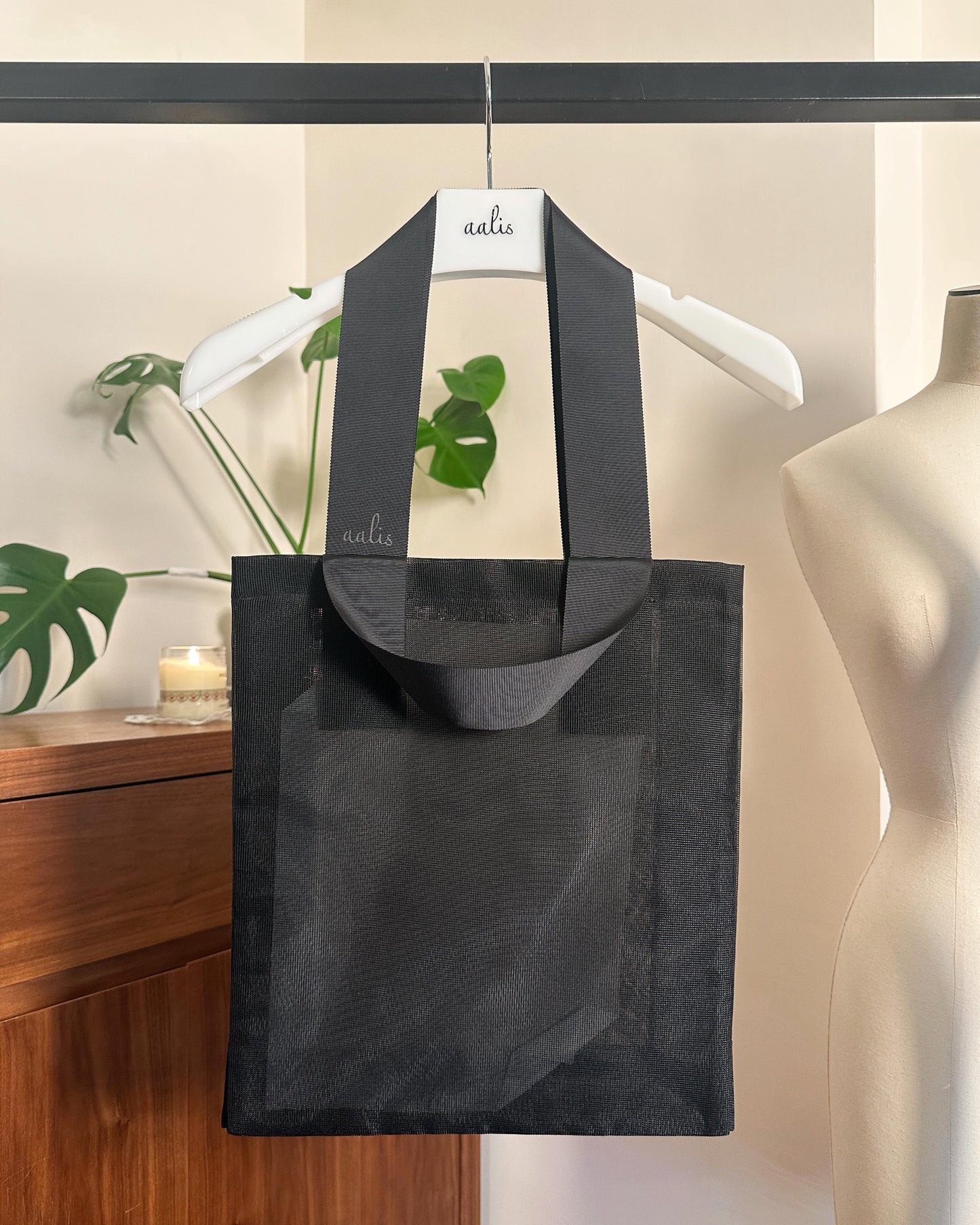 aalis Classic vertical net tote bag (Black)