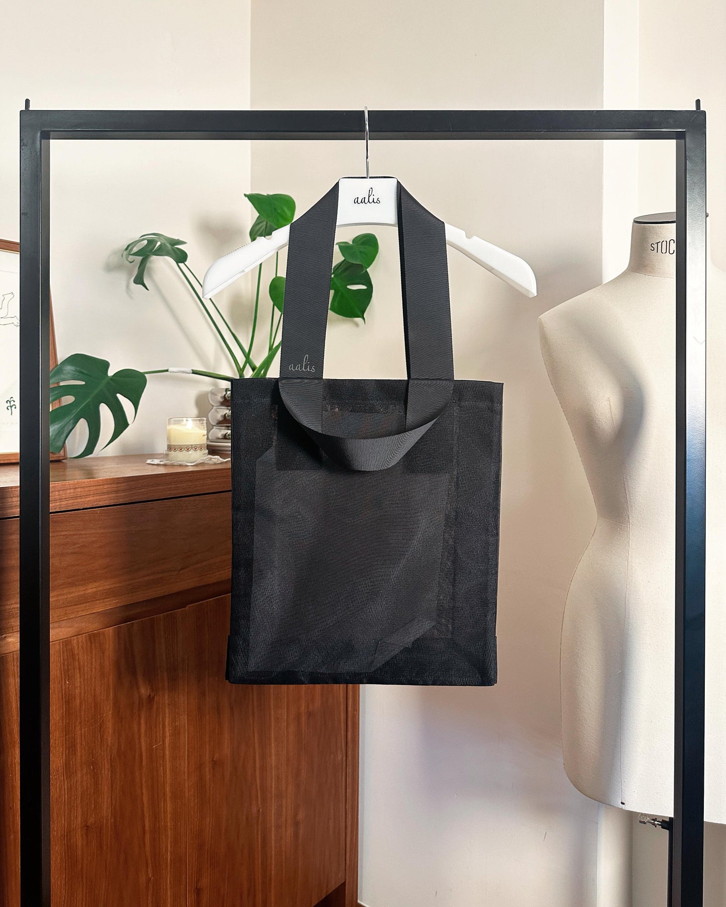 aalis Classic vertical net tote bag (Black)