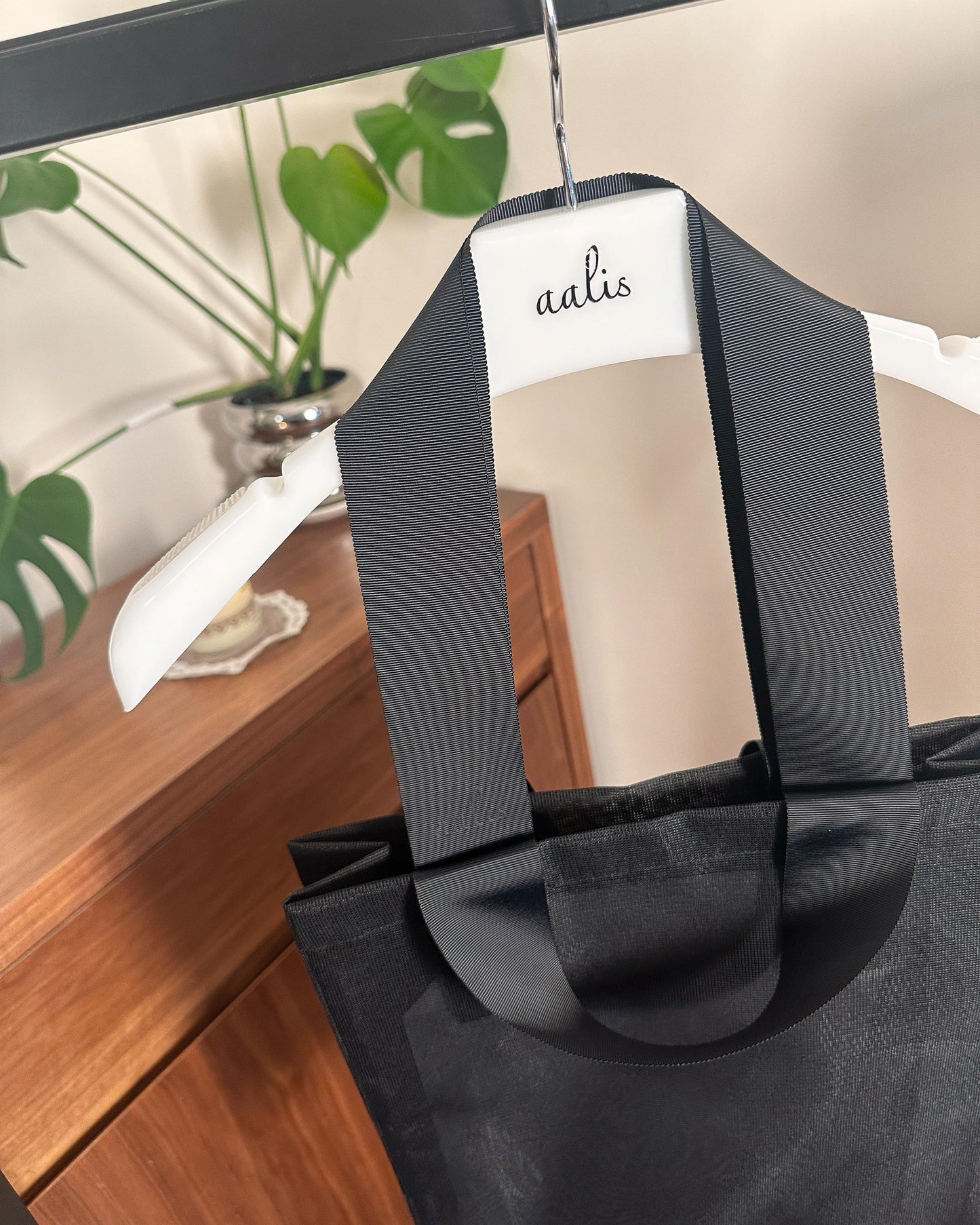 aalis Classic vertical net tote bag (Black)