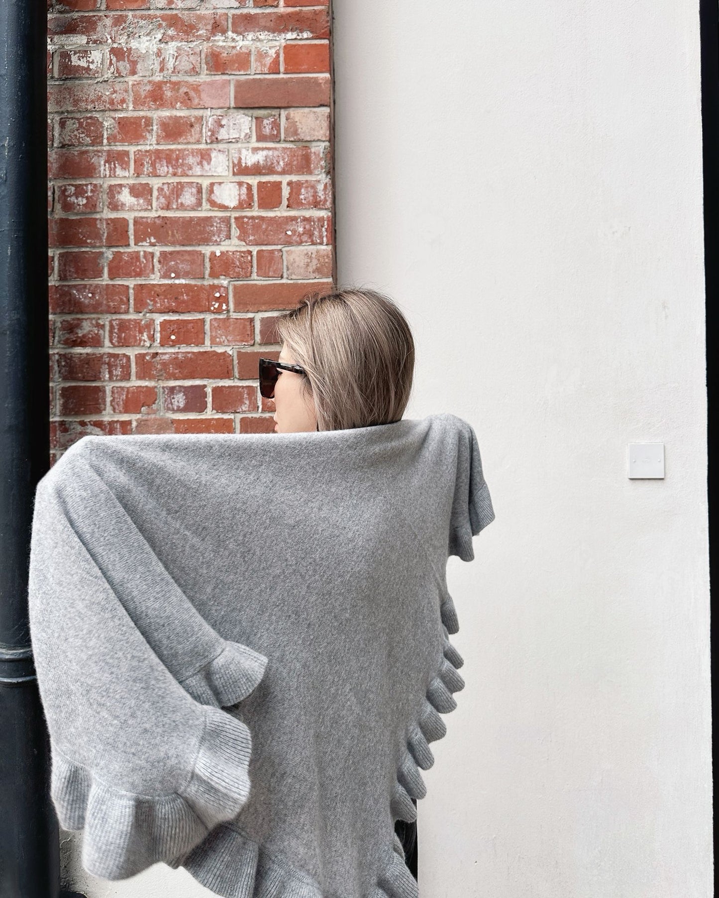 aalis LUCIE SS26 cashmere ruffle hem scarf (Heather Grey)