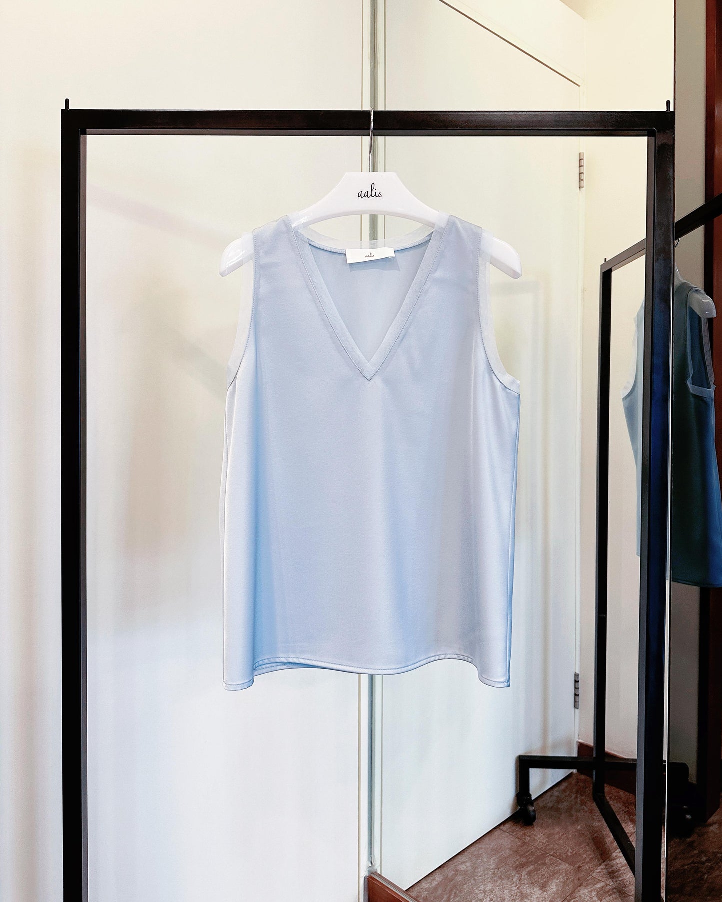 aalis IDO SS26 V neck mesh trim tank (Blue)