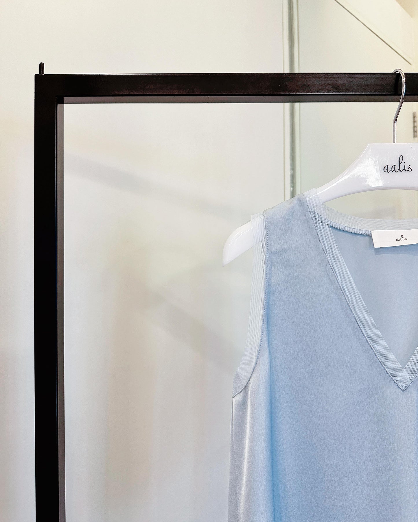 aalis IDO SS26 V neck mesh trim tank (Blue)