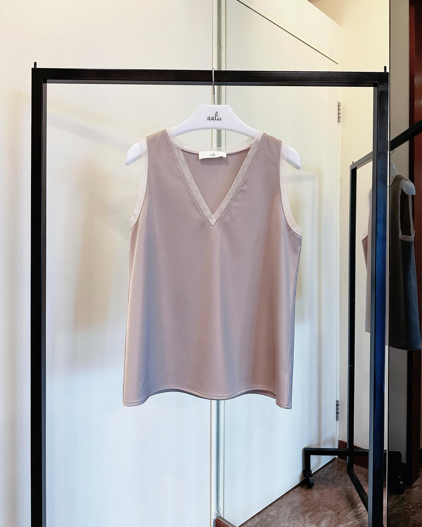 aalis IDO SS26 V neck mesh trim tank (Coco)