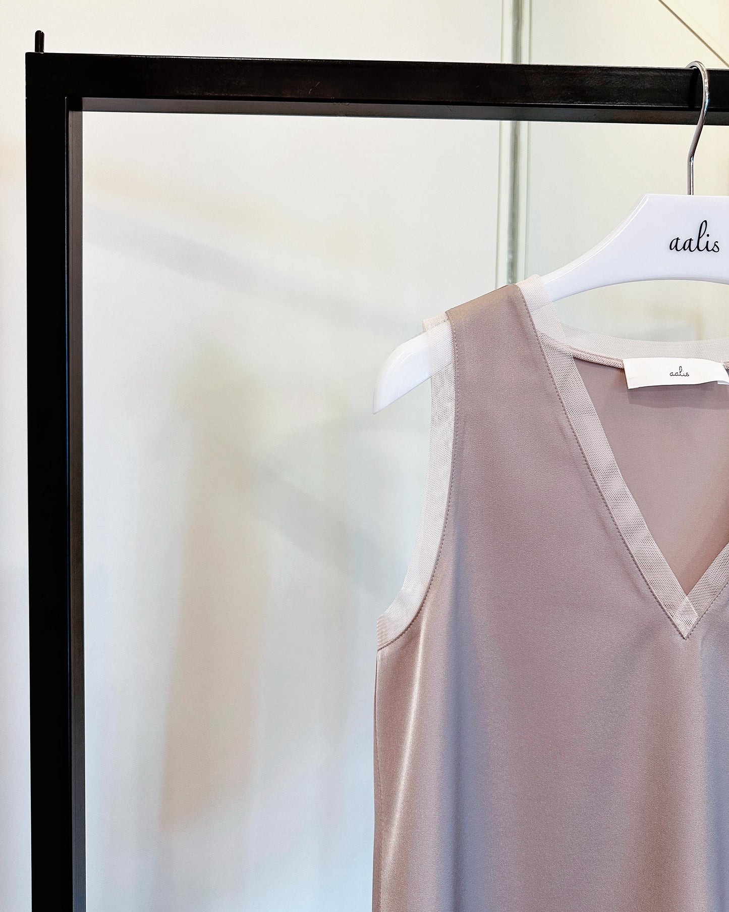 aalis IDO SS26 V neck mesh trim tank (Coco)