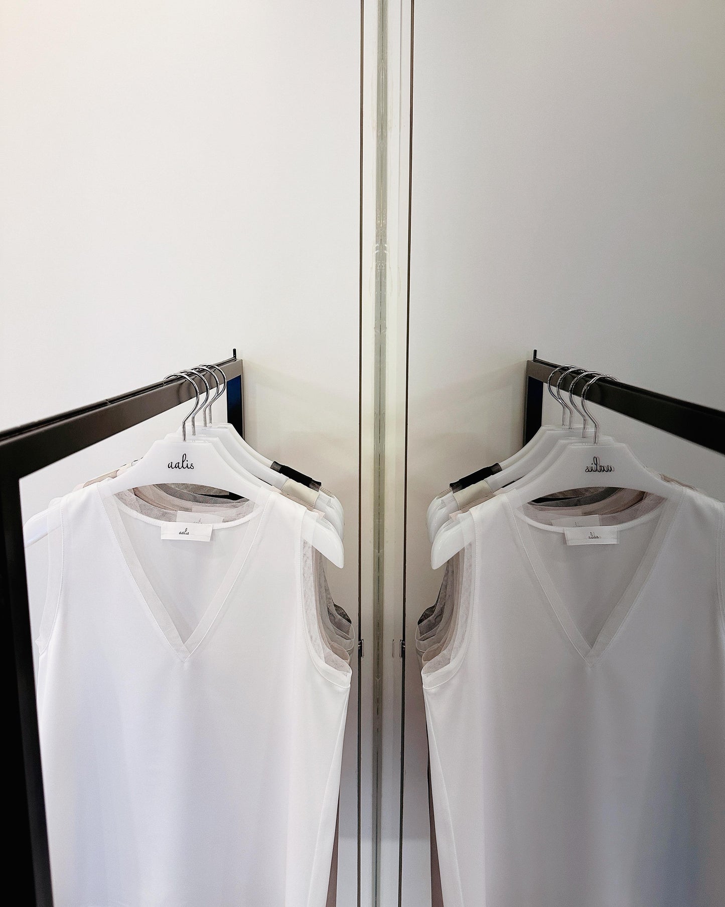 aalis IDO SS26 V neck mesh trim tank (Blue)