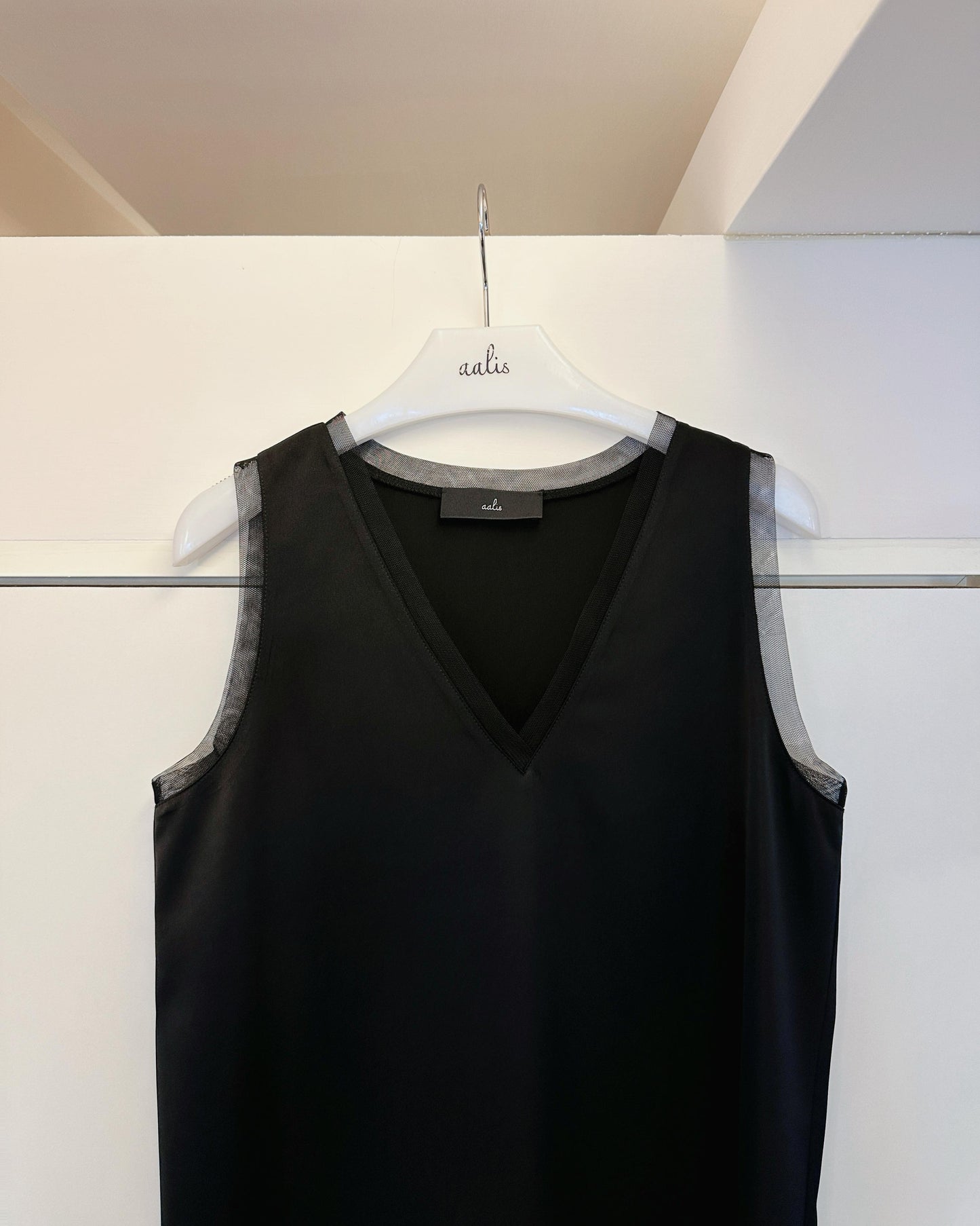 aalis IDO SS26 V neck mesh trim tank (Black)