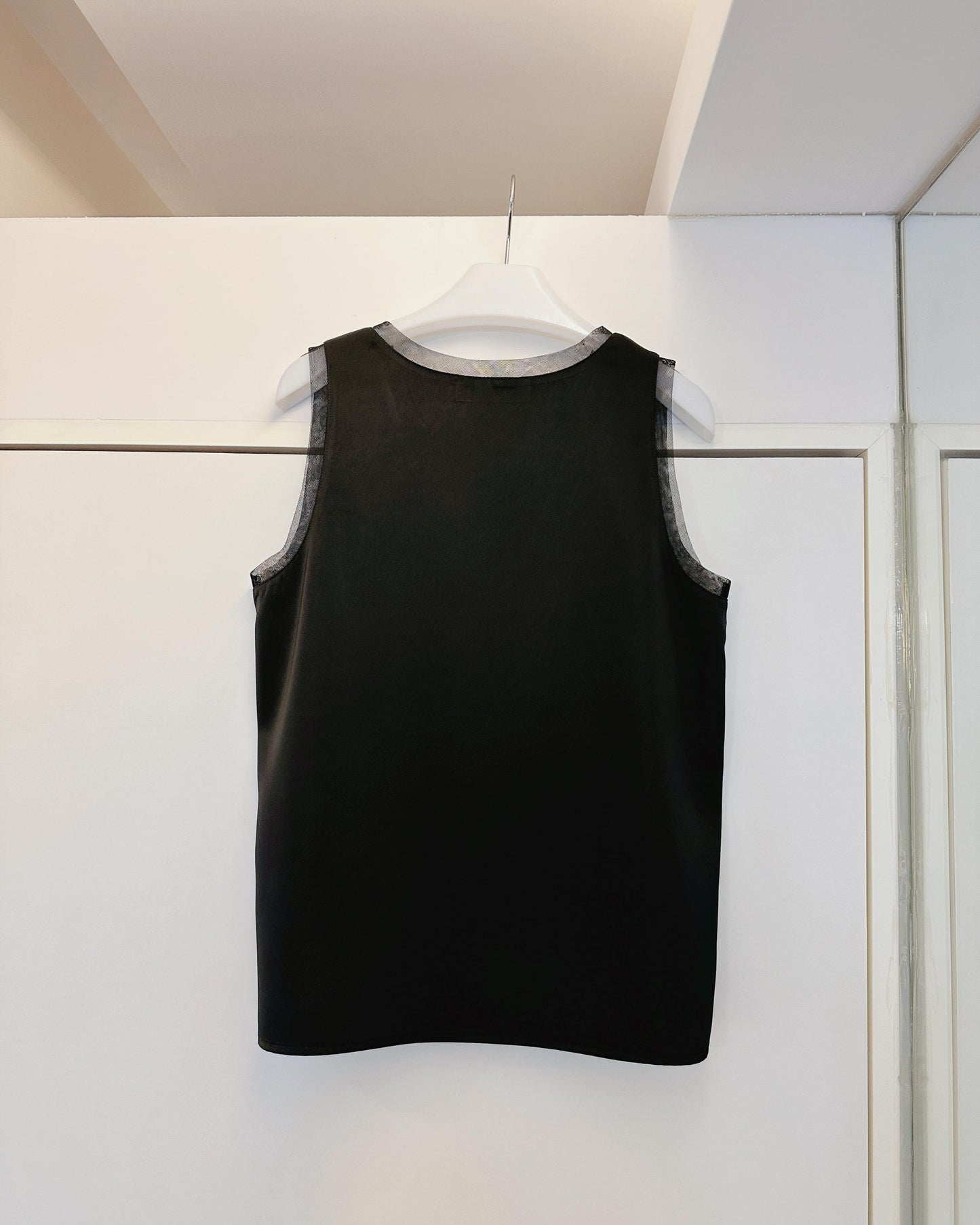 aalis IDO SS26 V neck mesh trim tank (Black)