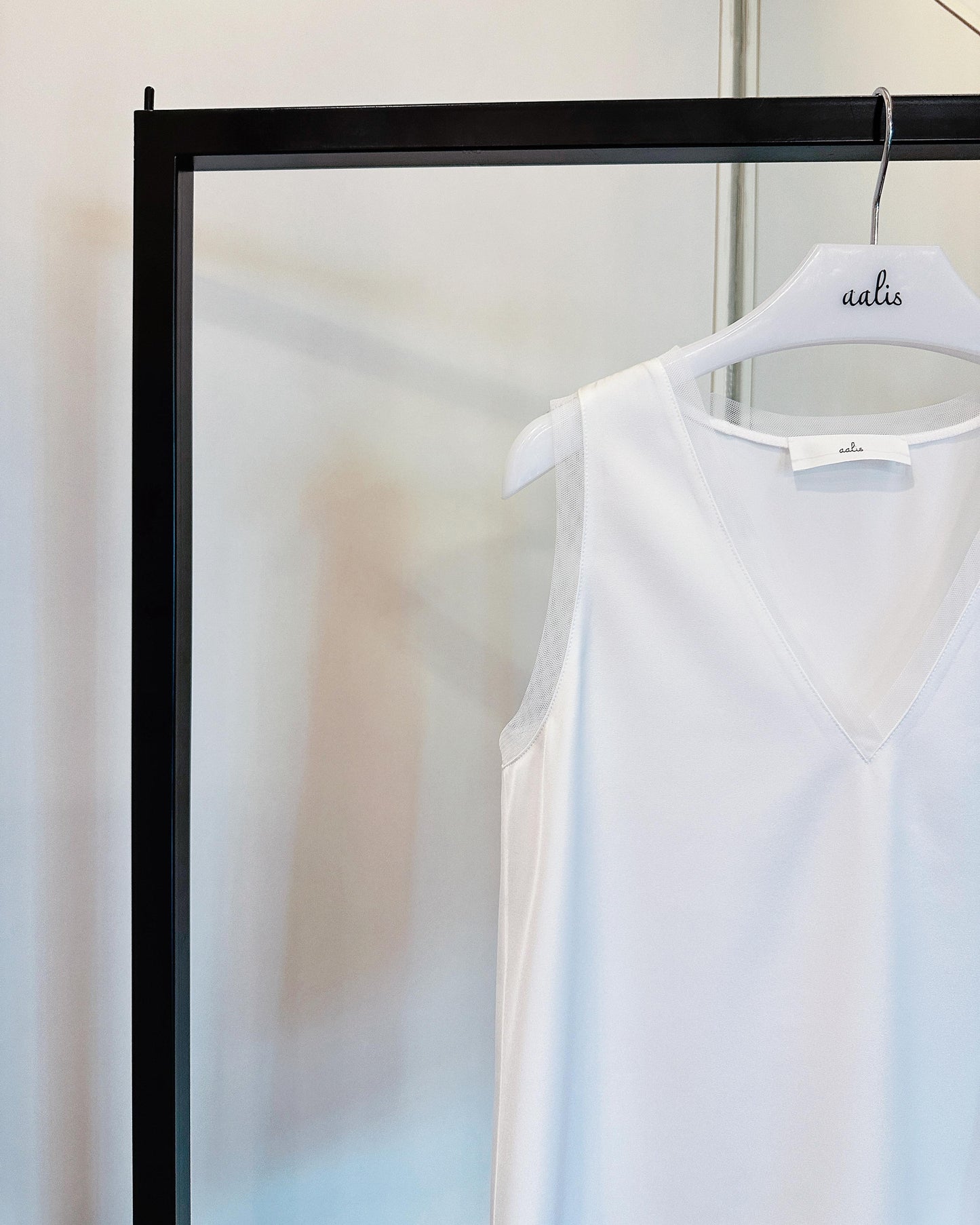 aalis IDO SS26 V neck mesh trim tank (White)