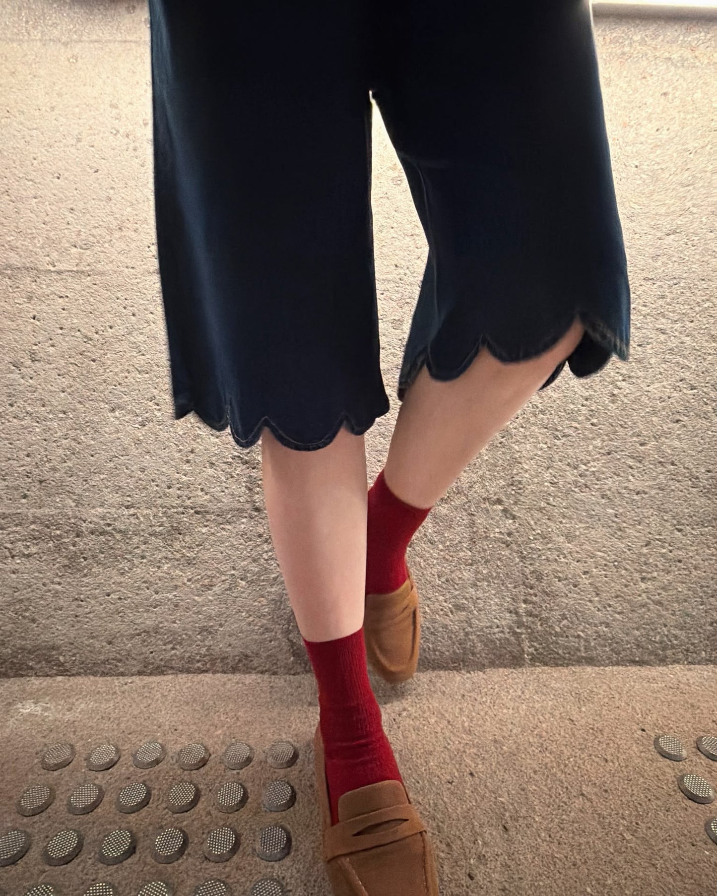 (Pre-order) aalis WINSLOW scalloped bermuda shorts (Blue Denim)