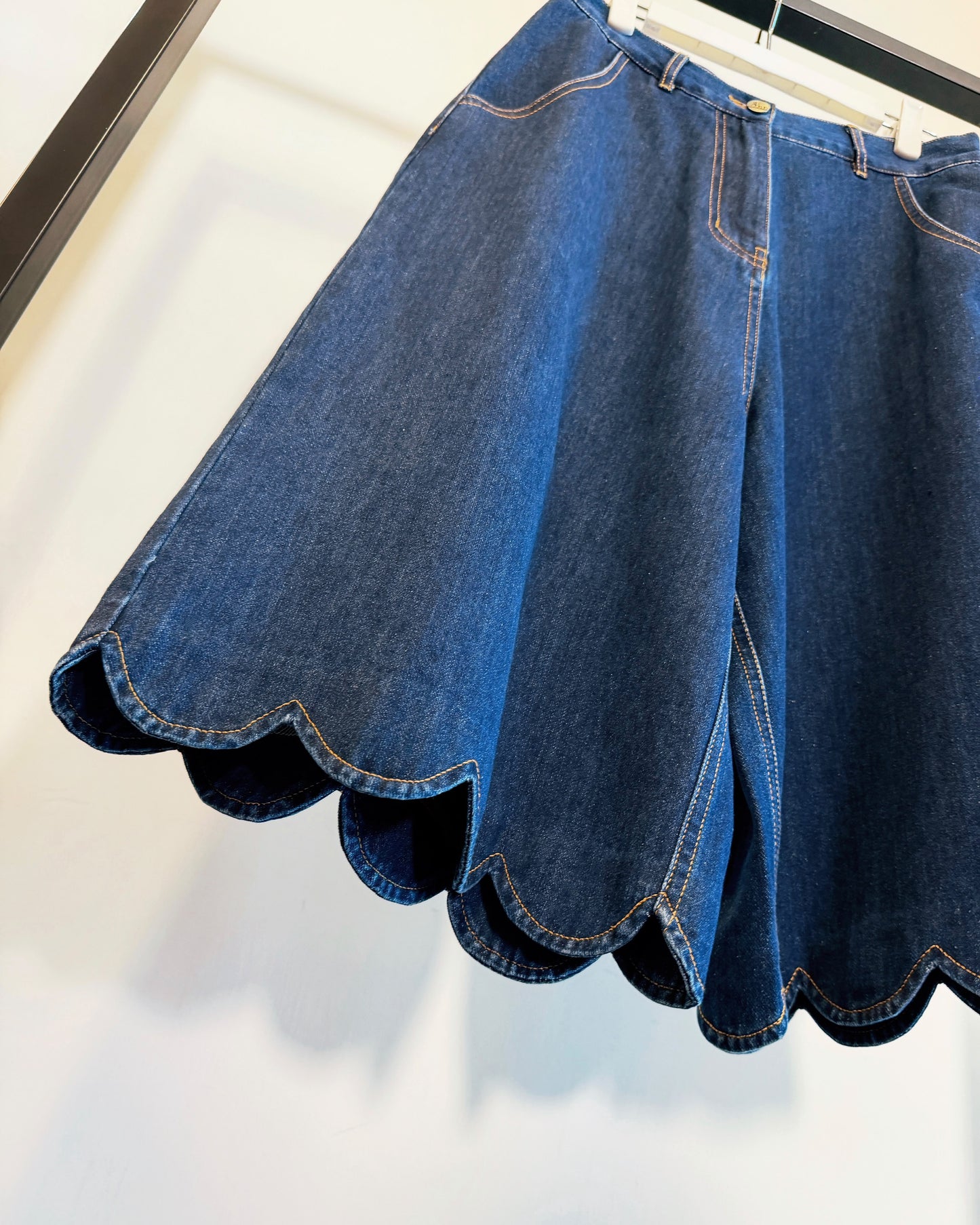 (Pre-order) aalis WINSLOW scalloped bermuda shorts (Blue Denim)