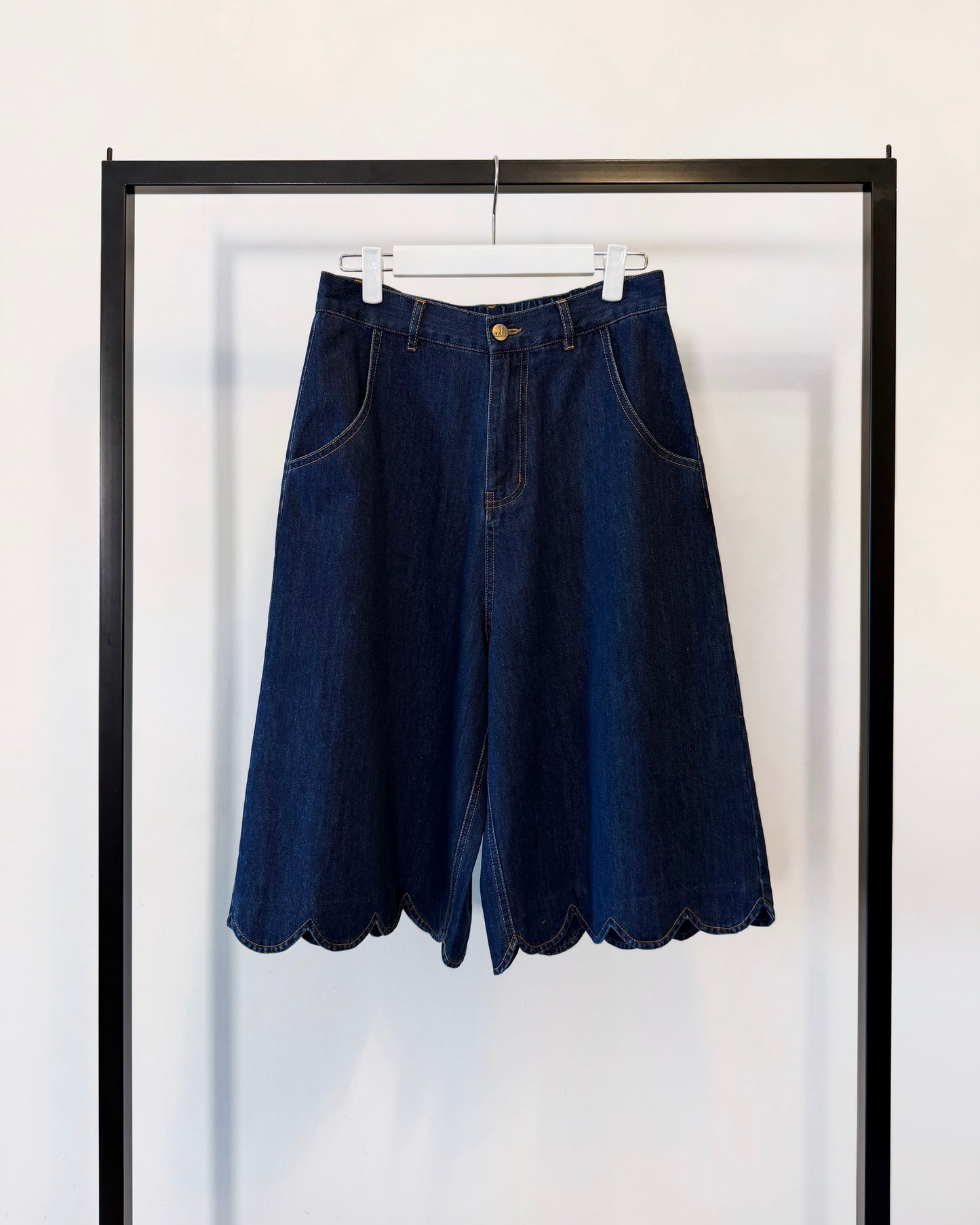 (Pre-order) aalis WINSLOW scalloped bermuda shorts (Blue Denim)