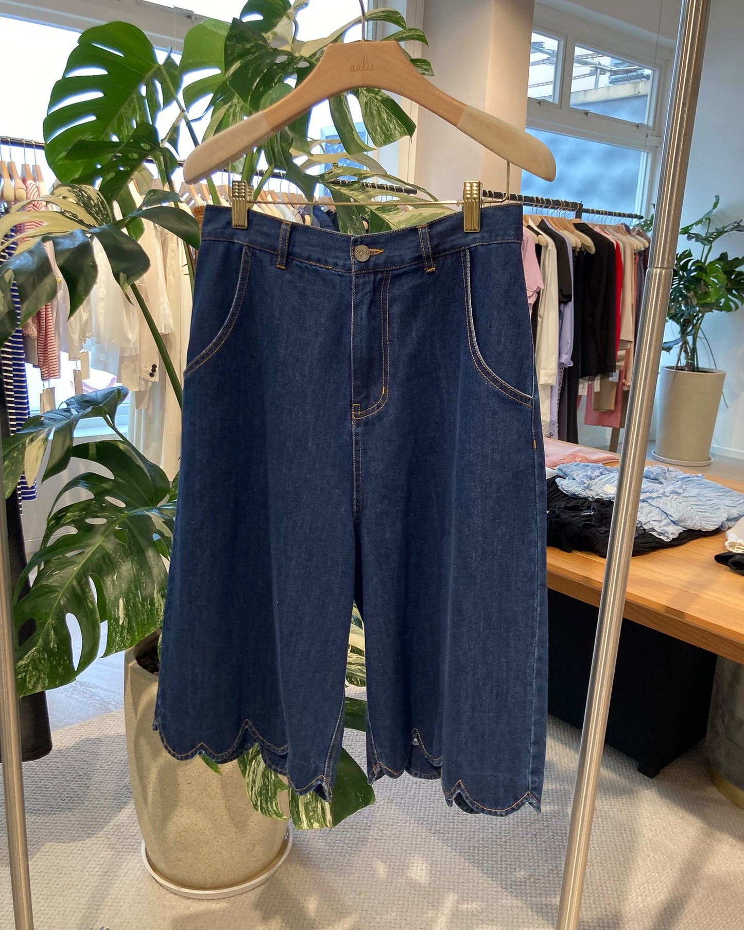 aalis WINSLOW scalloped bermuda shorts (Blue Denim)