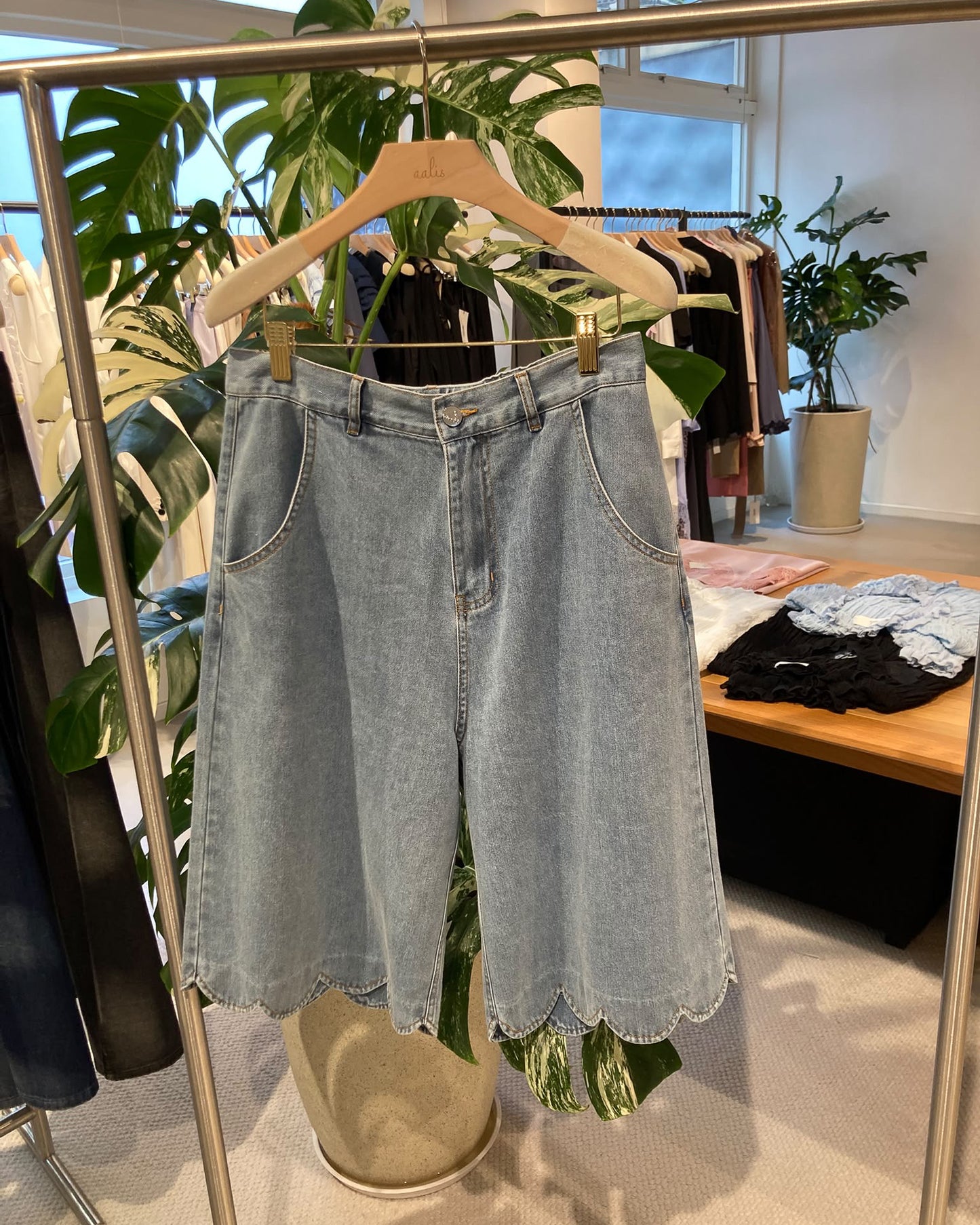 aalis WINSLOW scalloped bermuda shorts (Light Denim)