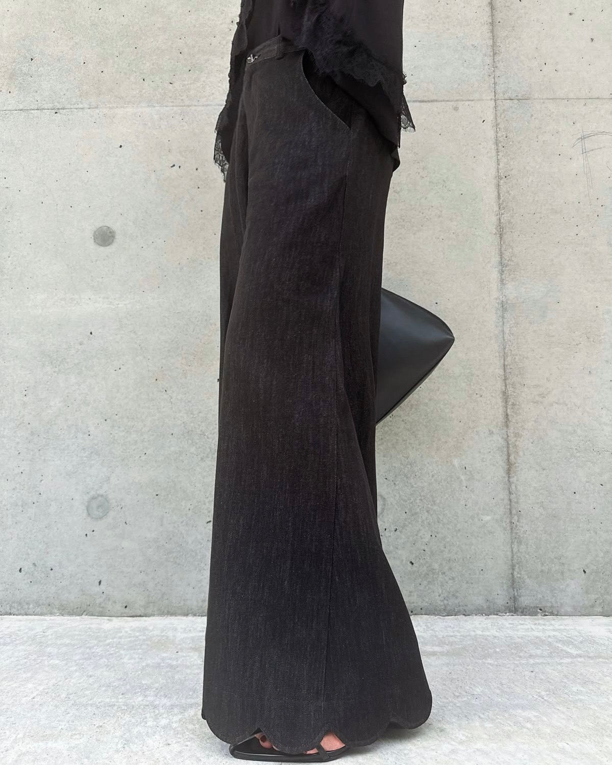 aalis WINNI SS26 scallop hem wide legs jeans (Black Denim)