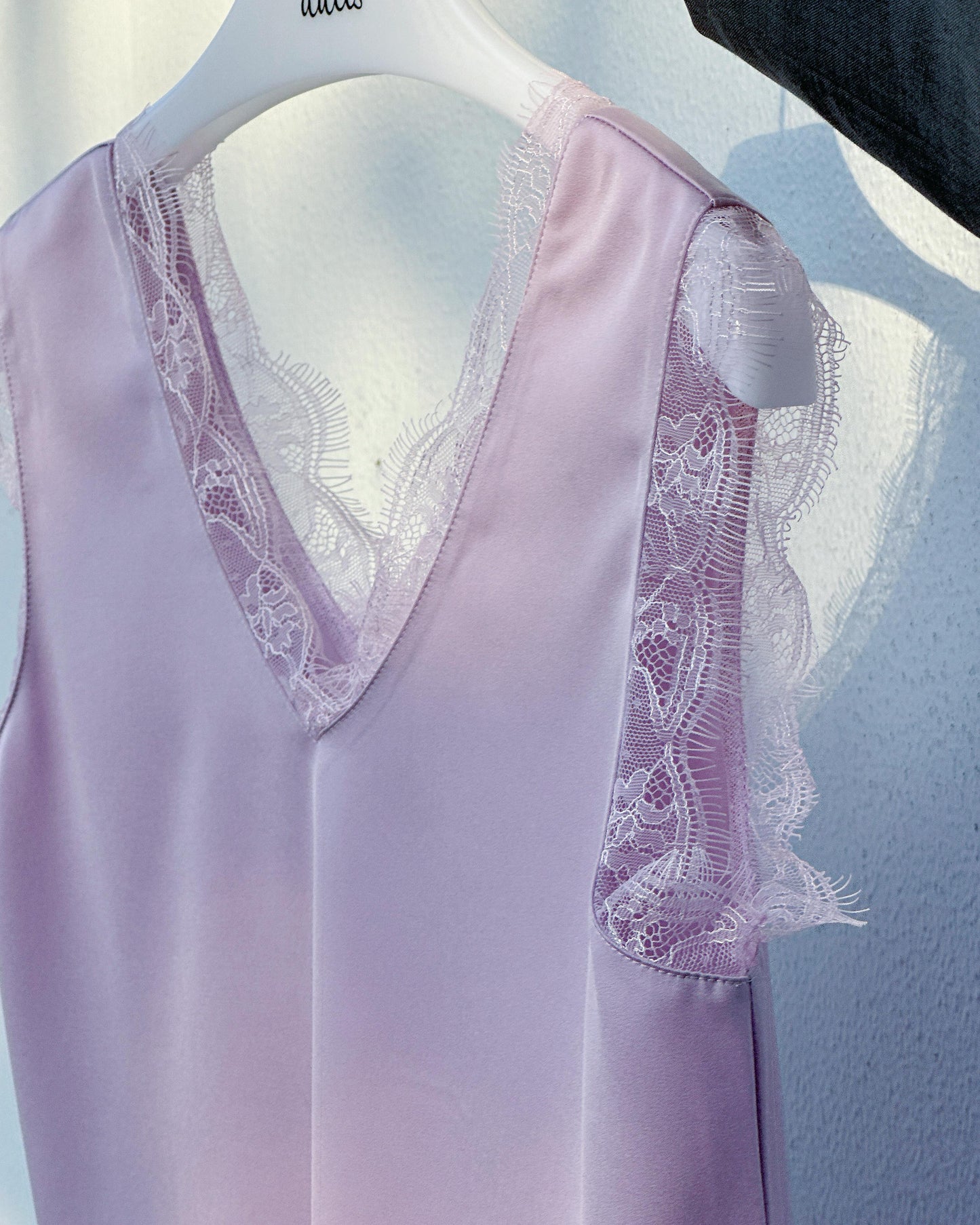 aalis CAM SS26 lace trim v neck tank (Dusty Lilac)