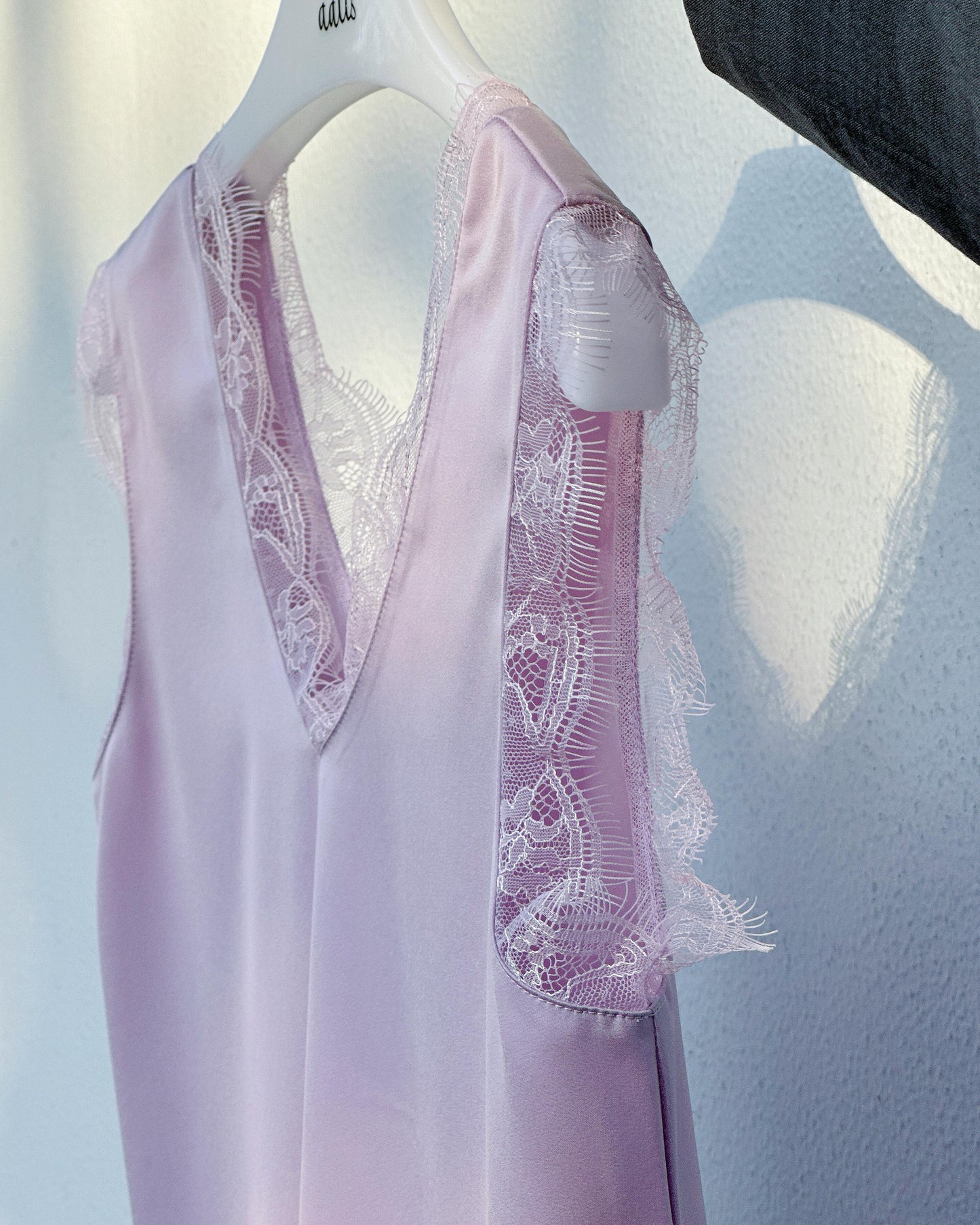 aalis CAM SS26 lace trim v neck tank (Dusty Lilac)