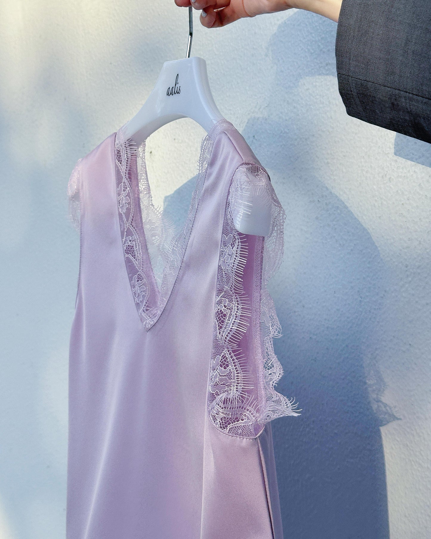 aalis CAM SS26 lace trim v neck tank (Dusty Lilac)