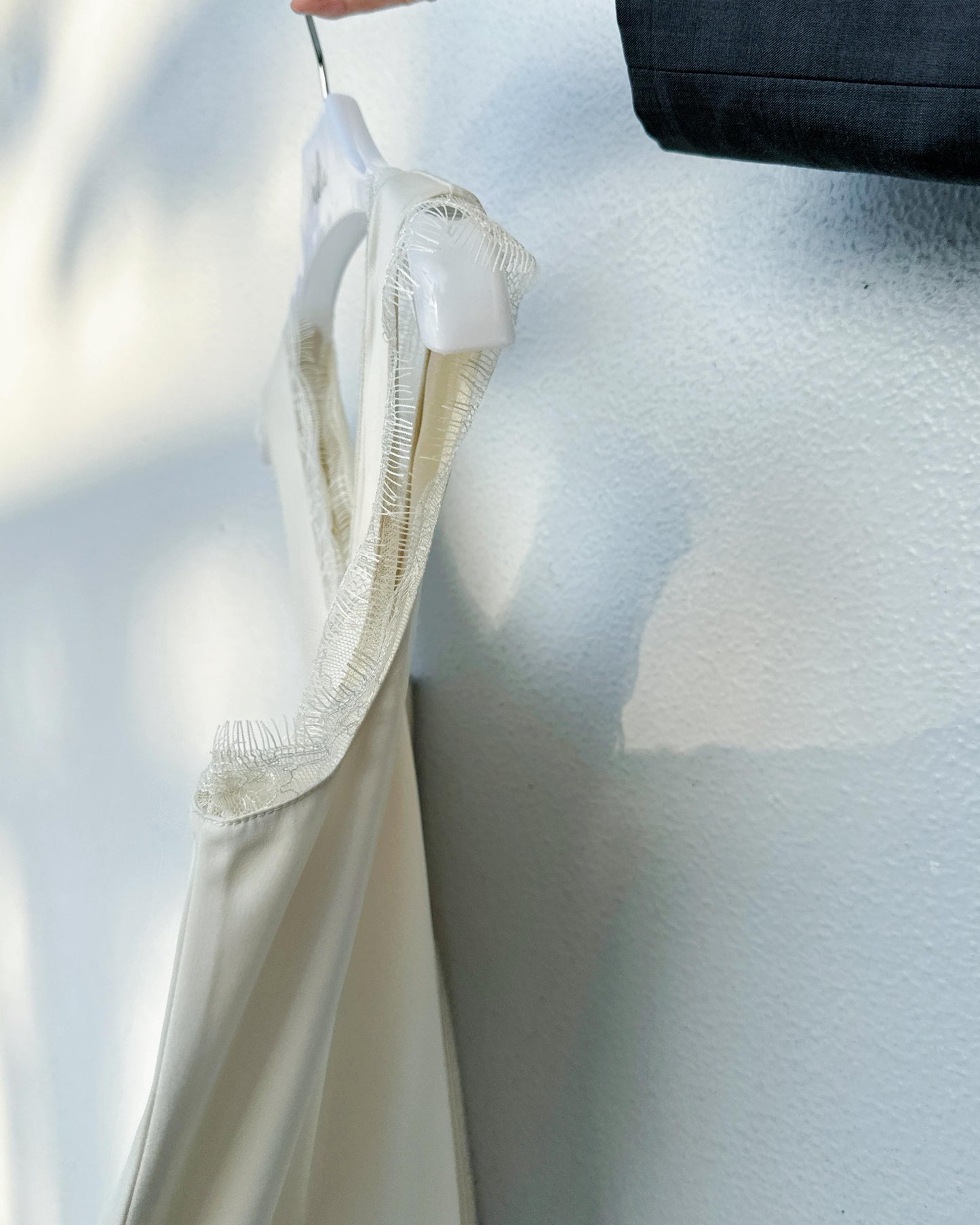 aalis CAM SS26 lace trim v neck tank (Ecru)