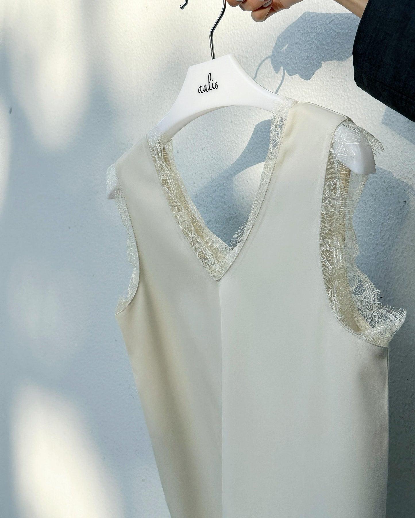 aalis CAM SS26 lace trim v neck tank (Ecru)