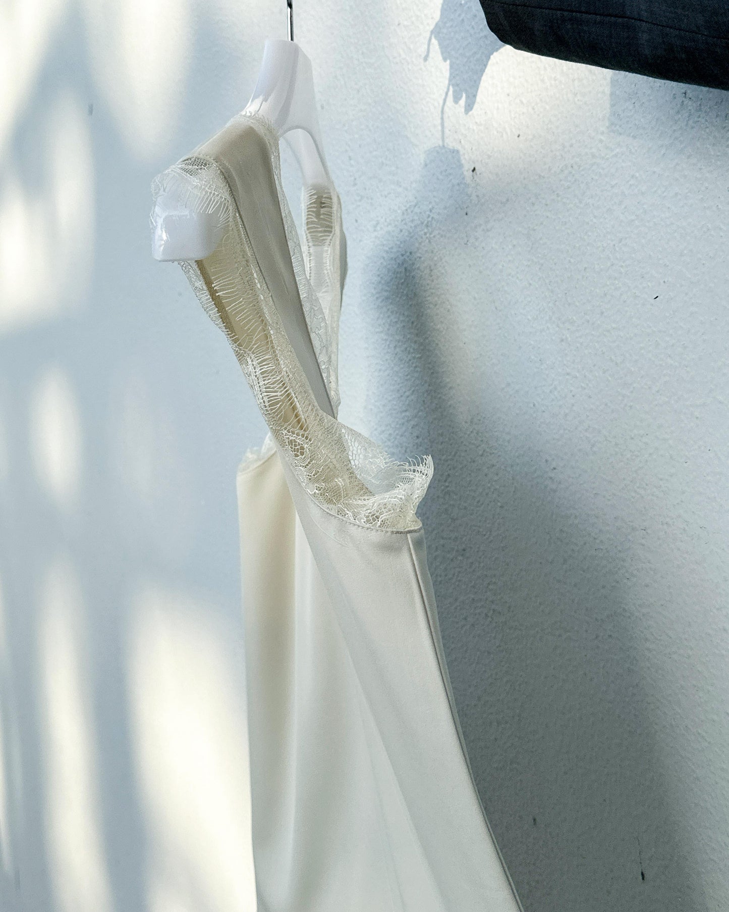 aalis CAM SS26 lace trim v neck tank (Ecru)