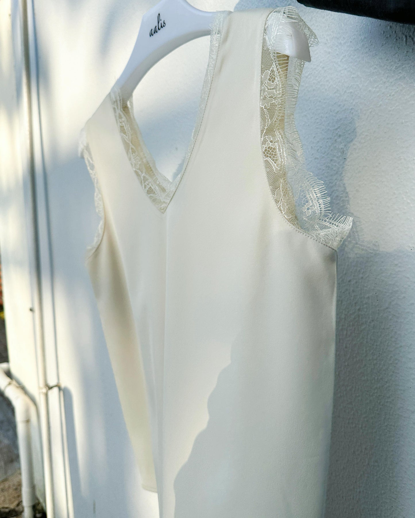 aalis CAM SS26 lace trim v neck tank (Ecru)