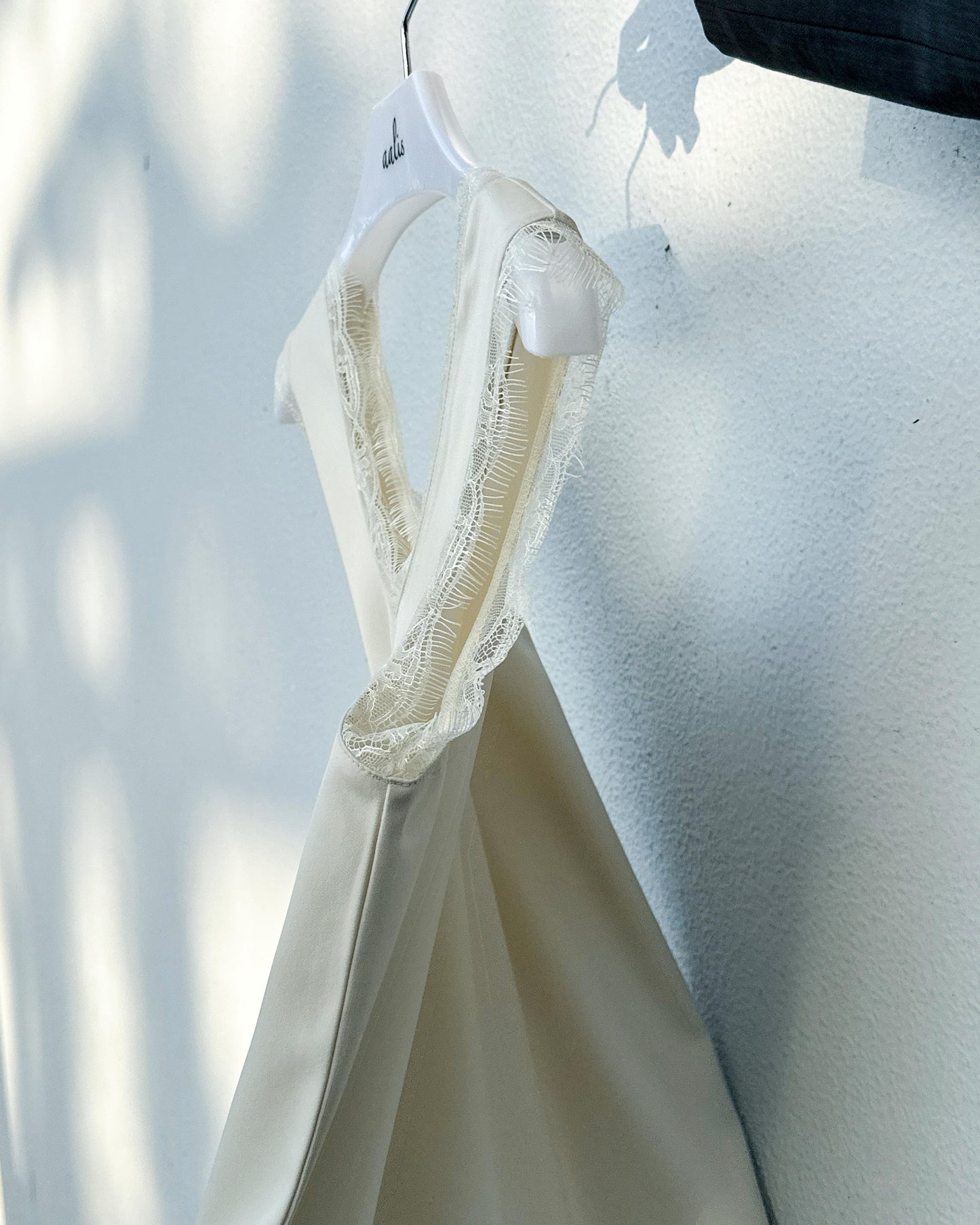 aalis CAM SS26 lace trim v neck tank (Ecru)