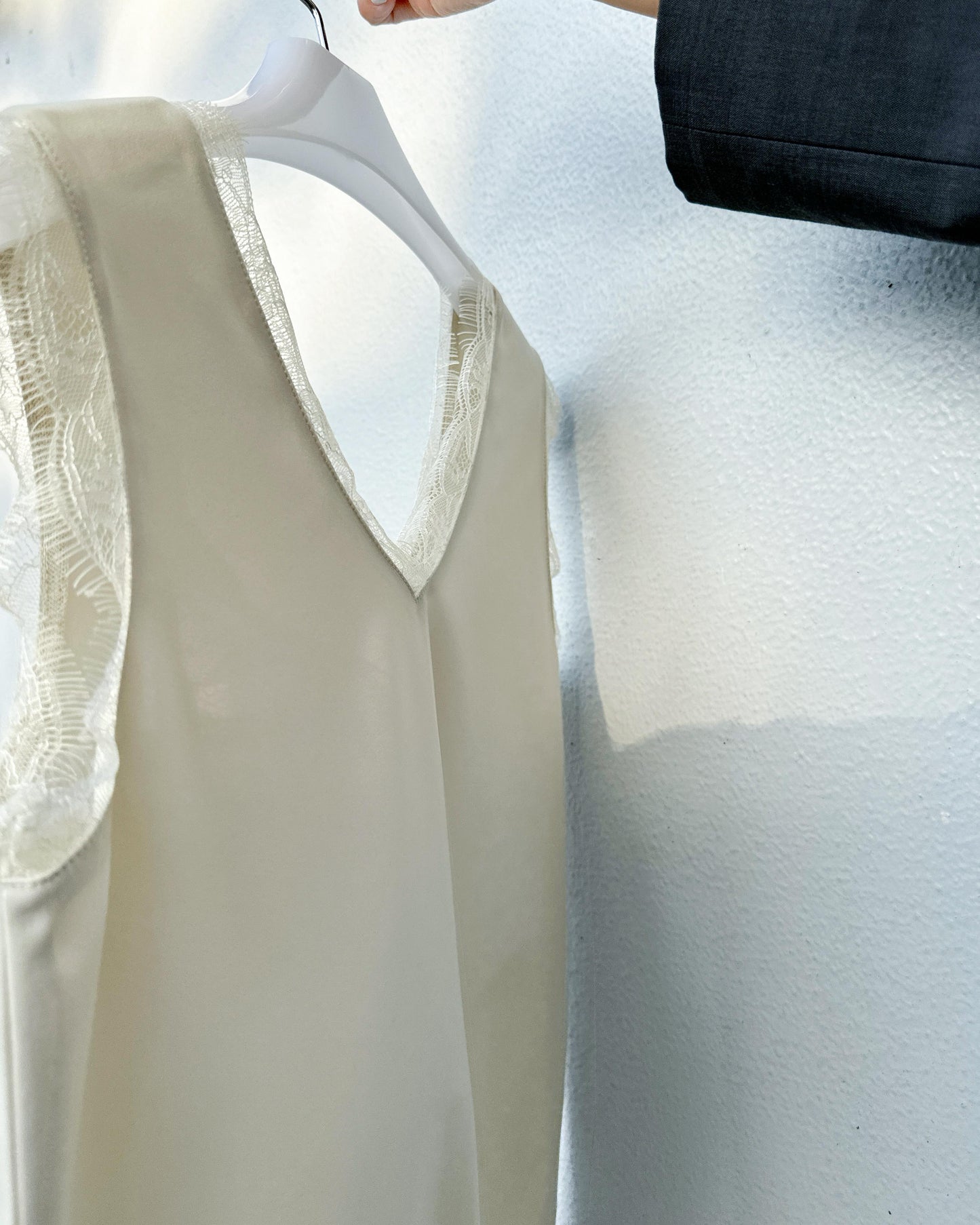 aalis CAM SS26 lace trim v neck tank (Ecru)