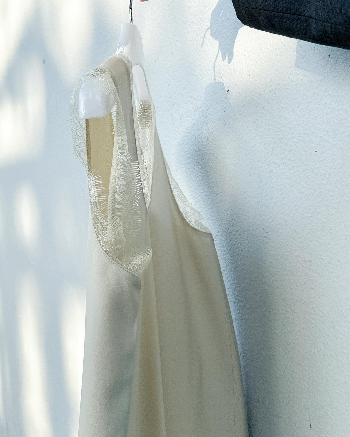 aalis CAM SS26 lace trim v neck tank (Ecru)