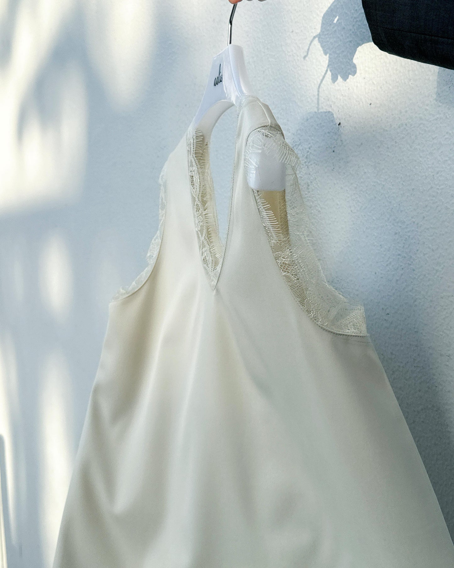 aalis CAM SS26 lace trim v neck tank (Ecru)