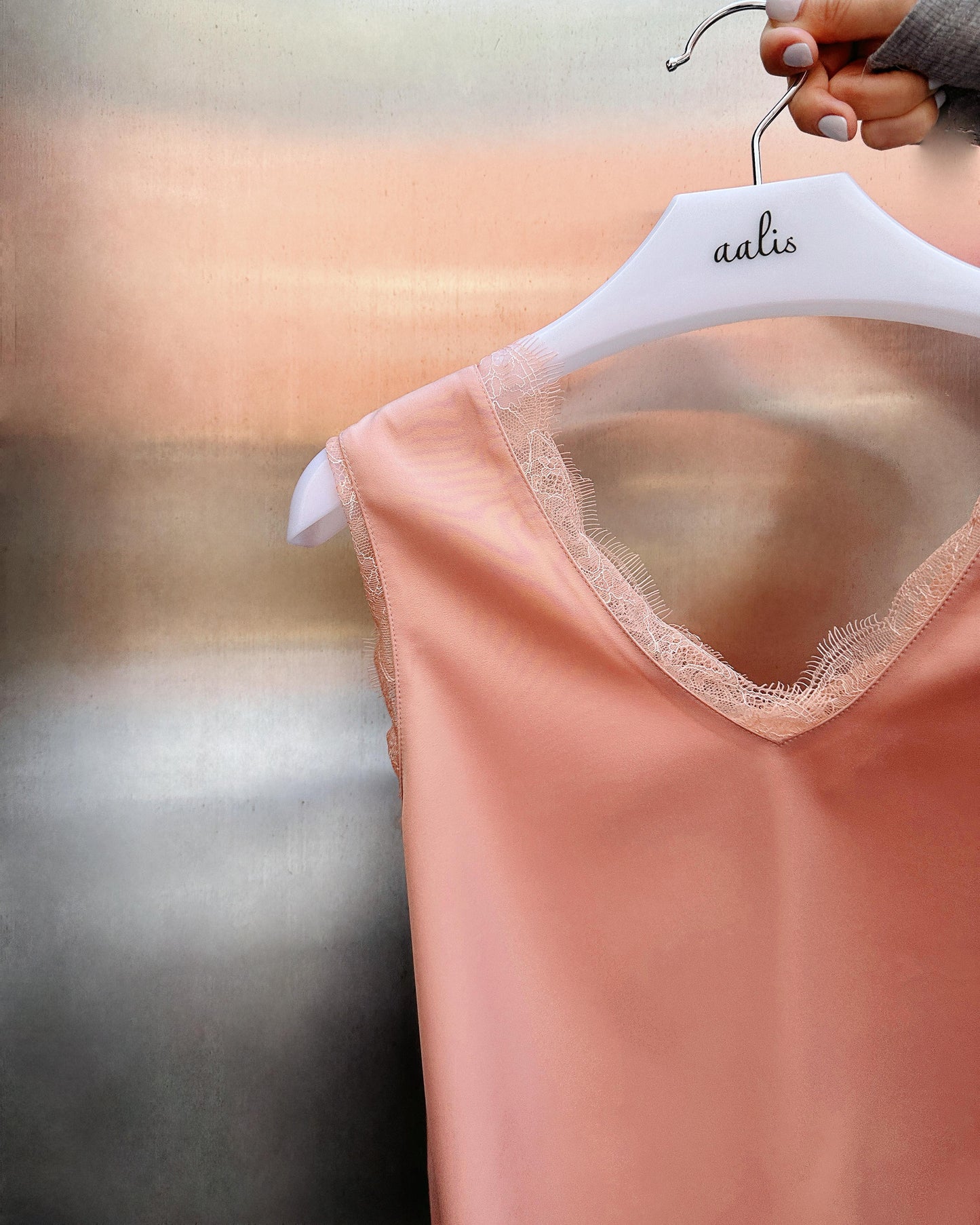 aalis CAM SS26 lace trim v neck tank (Peach)