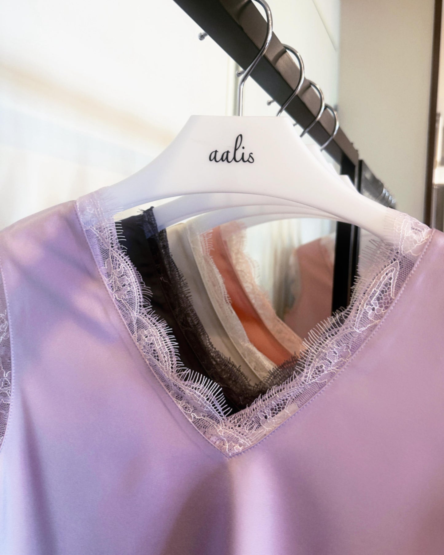 aalis CAM SS26 lace trim v neck tank (Dusty Lilac)