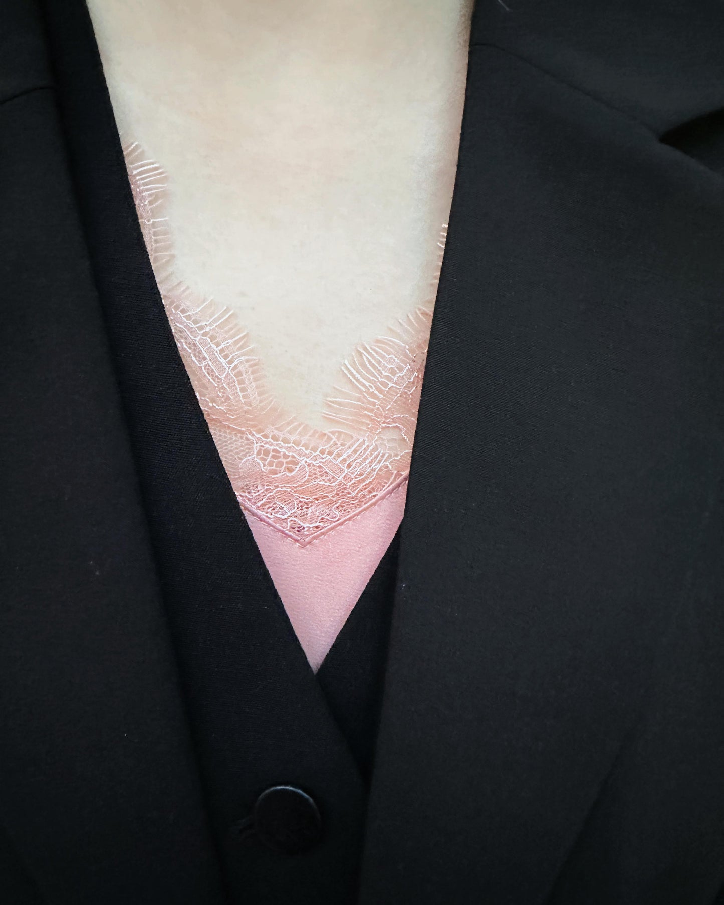 aalis CAM SS26 lace trim v neck tank (Peach)