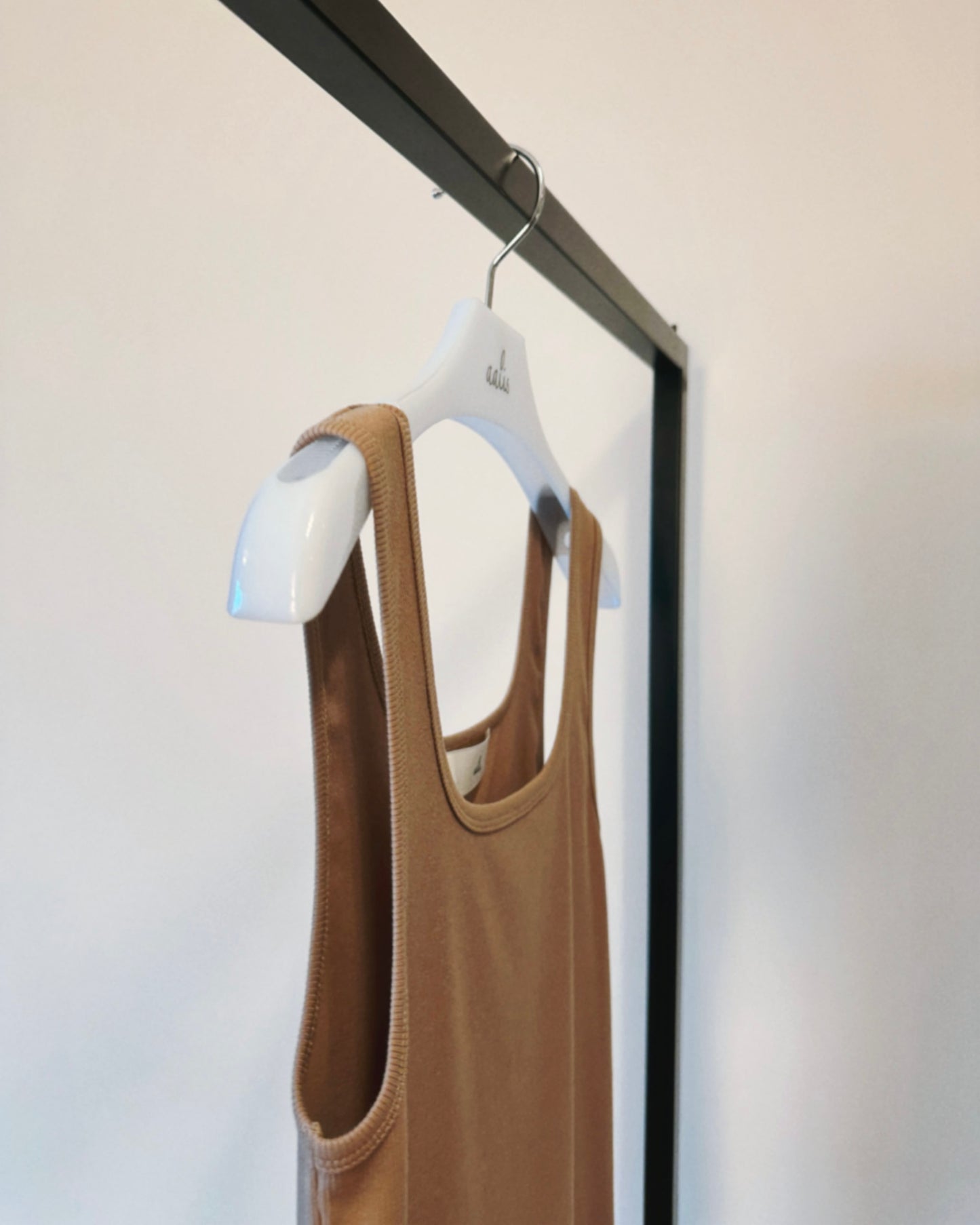 aalis MARITA SS26 square neck ribbed tank (Camel)