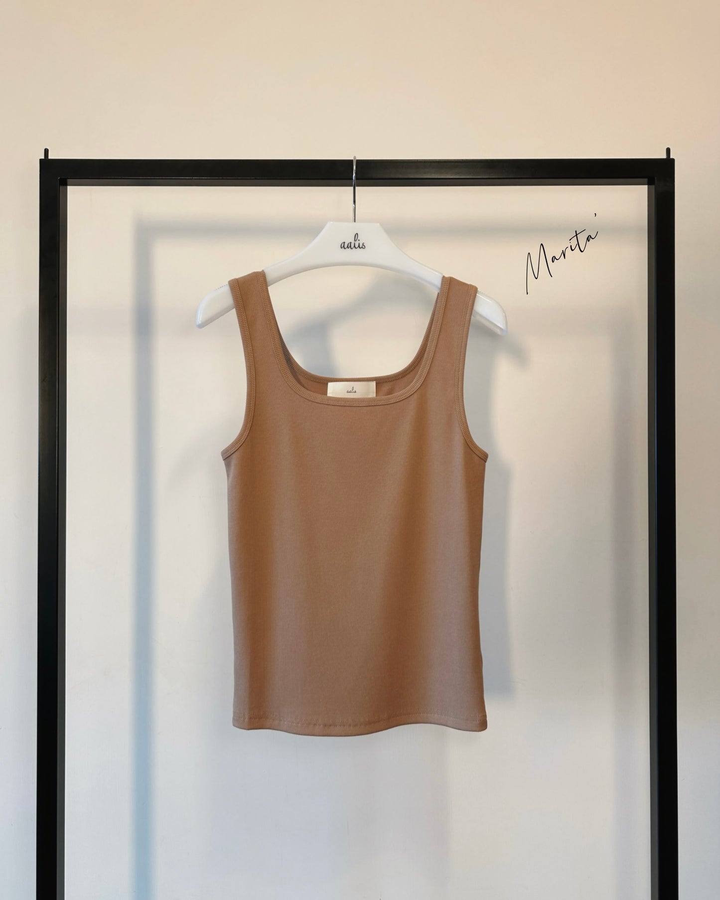 aalis MARITA SS26 square neck ribbed tank (Camel)