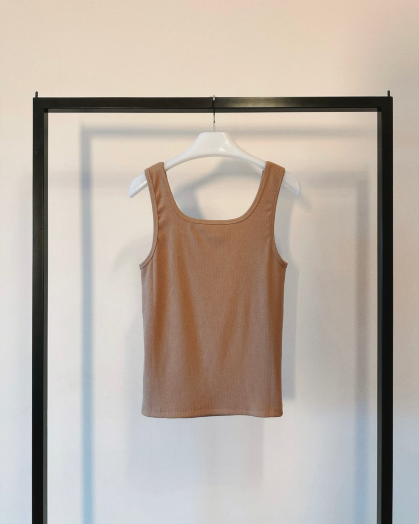 aalis MARITA SS26 square neck ribbed tank (Camel)