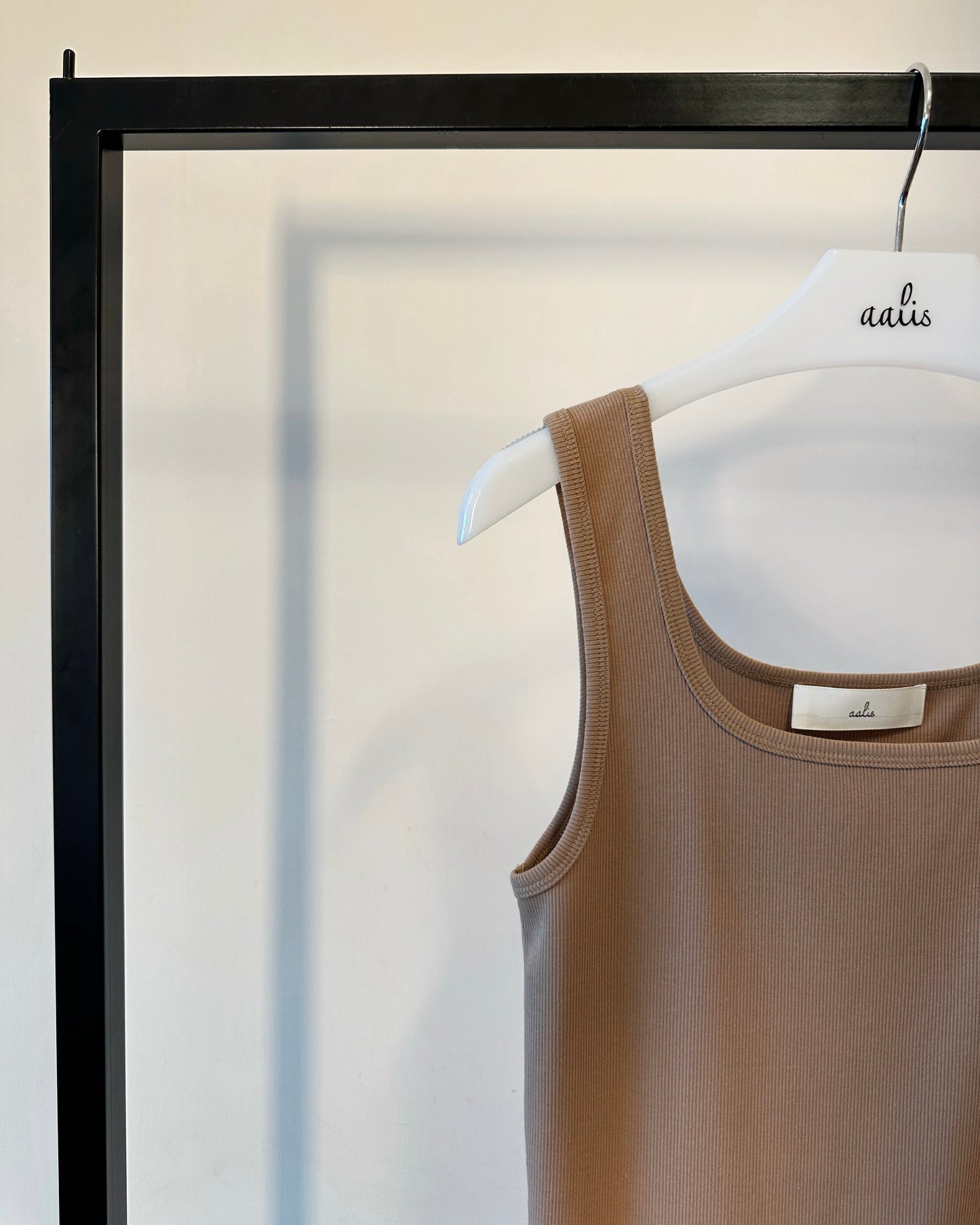 aalis MARITA SS26 square neck ribbed tank (Camel)