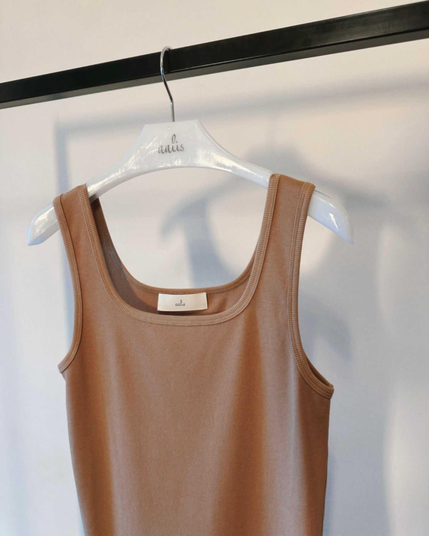 aalis MARITA SS26 square neck ribbed tank (Camel)