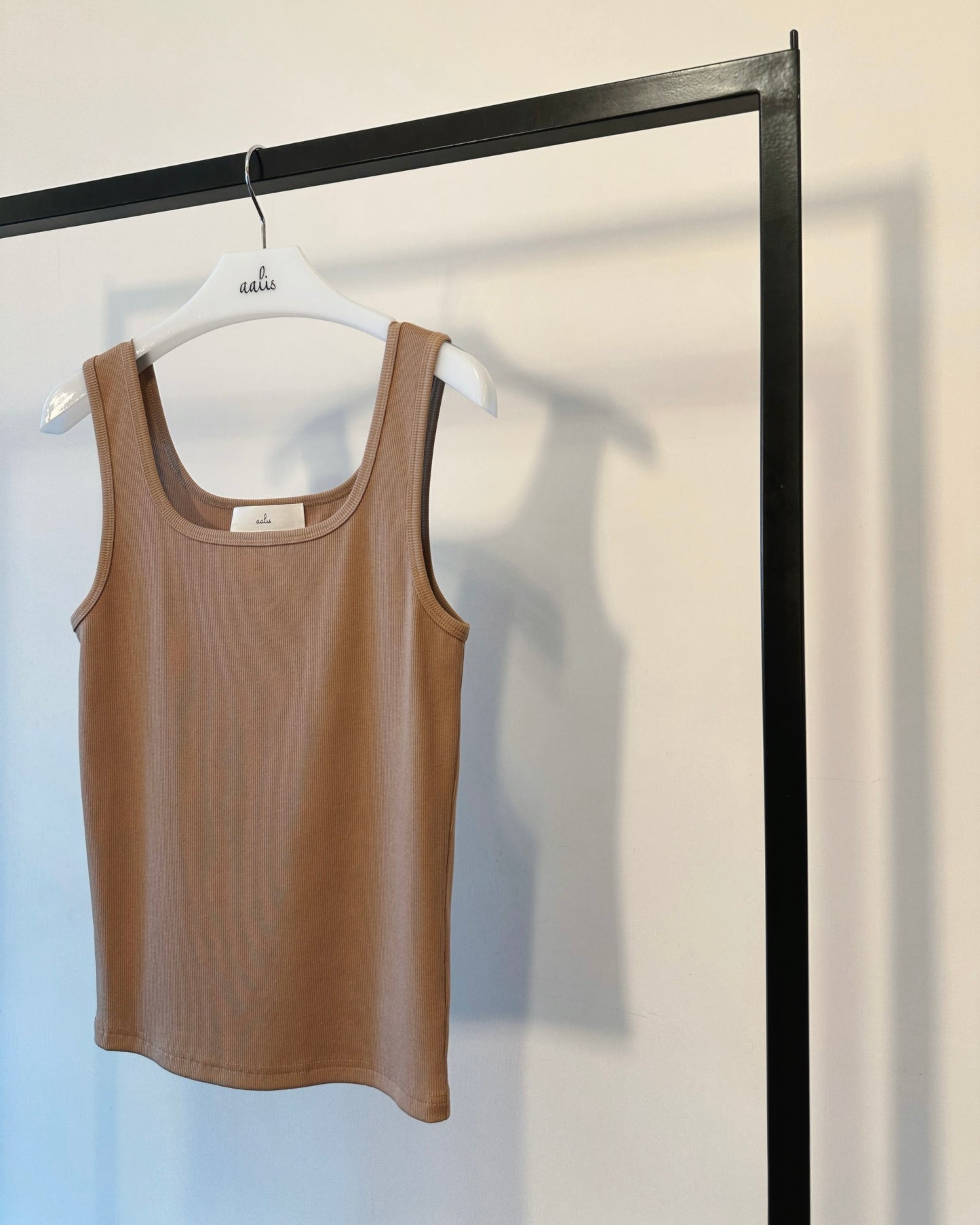 aalis MARITA SS26 square neck ribbed tank (Camel)