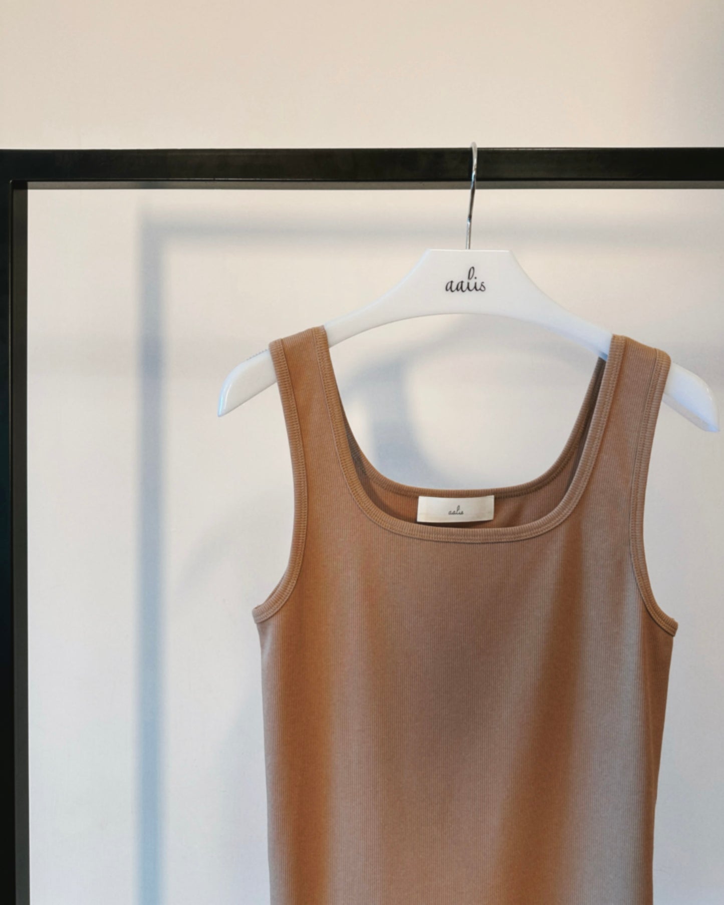 aalis MARITA SS26 square neck ribbed tank (Camel)