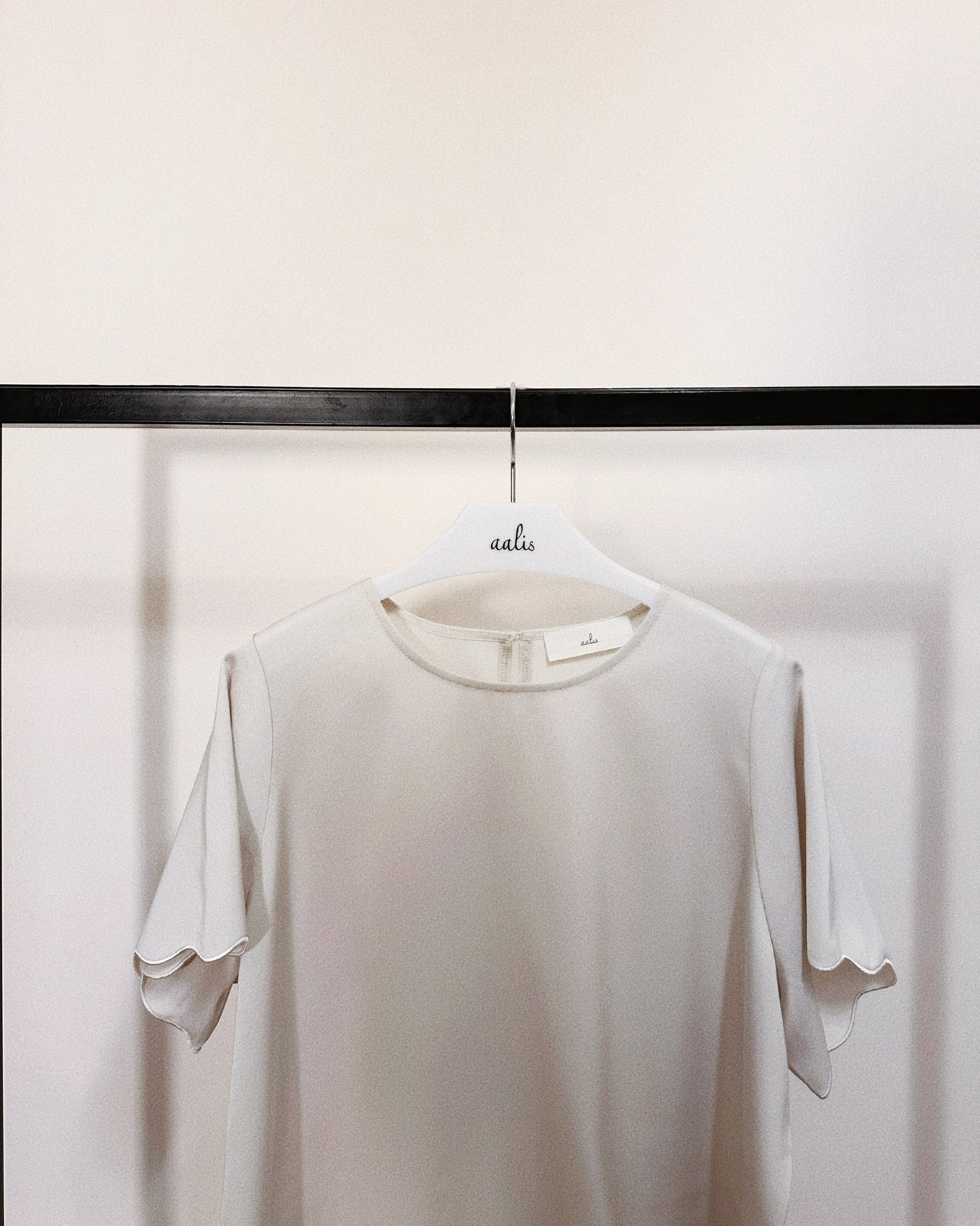 aalis ABIAH SOLID SS26 scallop edge top (Ecru)