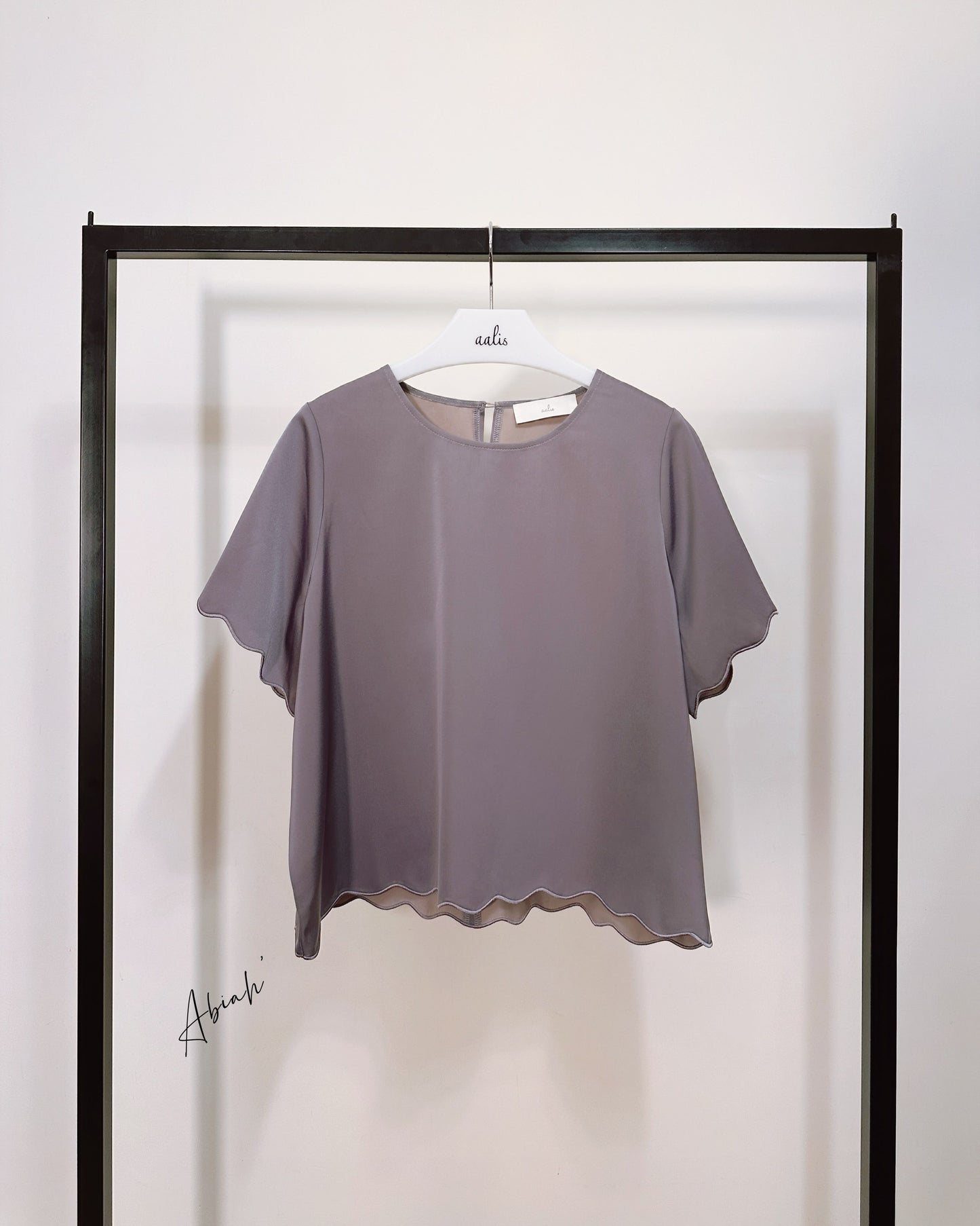 aalis ABIAH SOLID SS26 scallop edge top (Purple Grey)