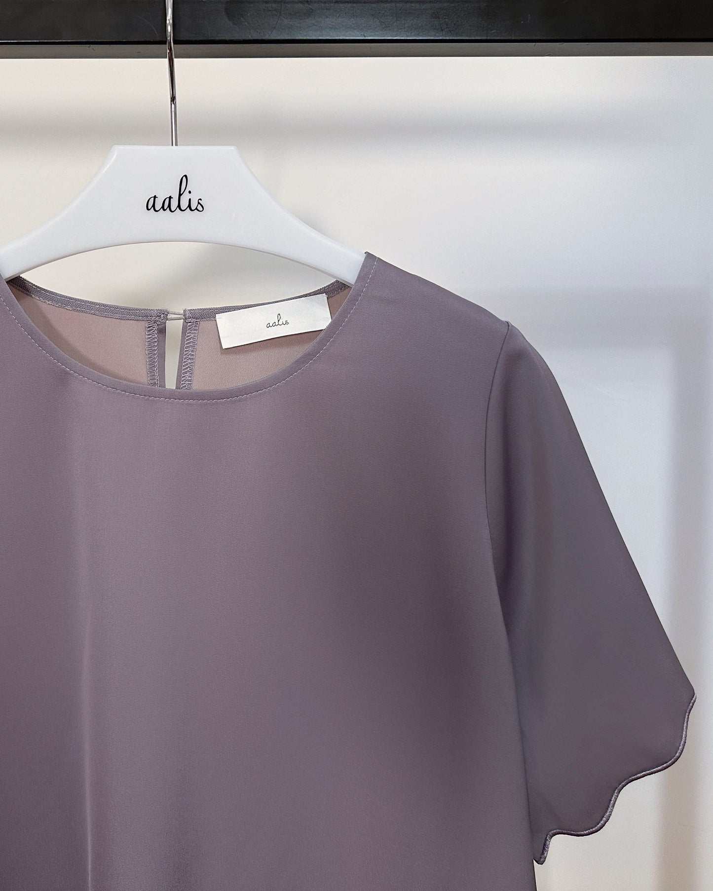 aalis ABIAH SOLID SS26 scallop edge top (Purple Grey)