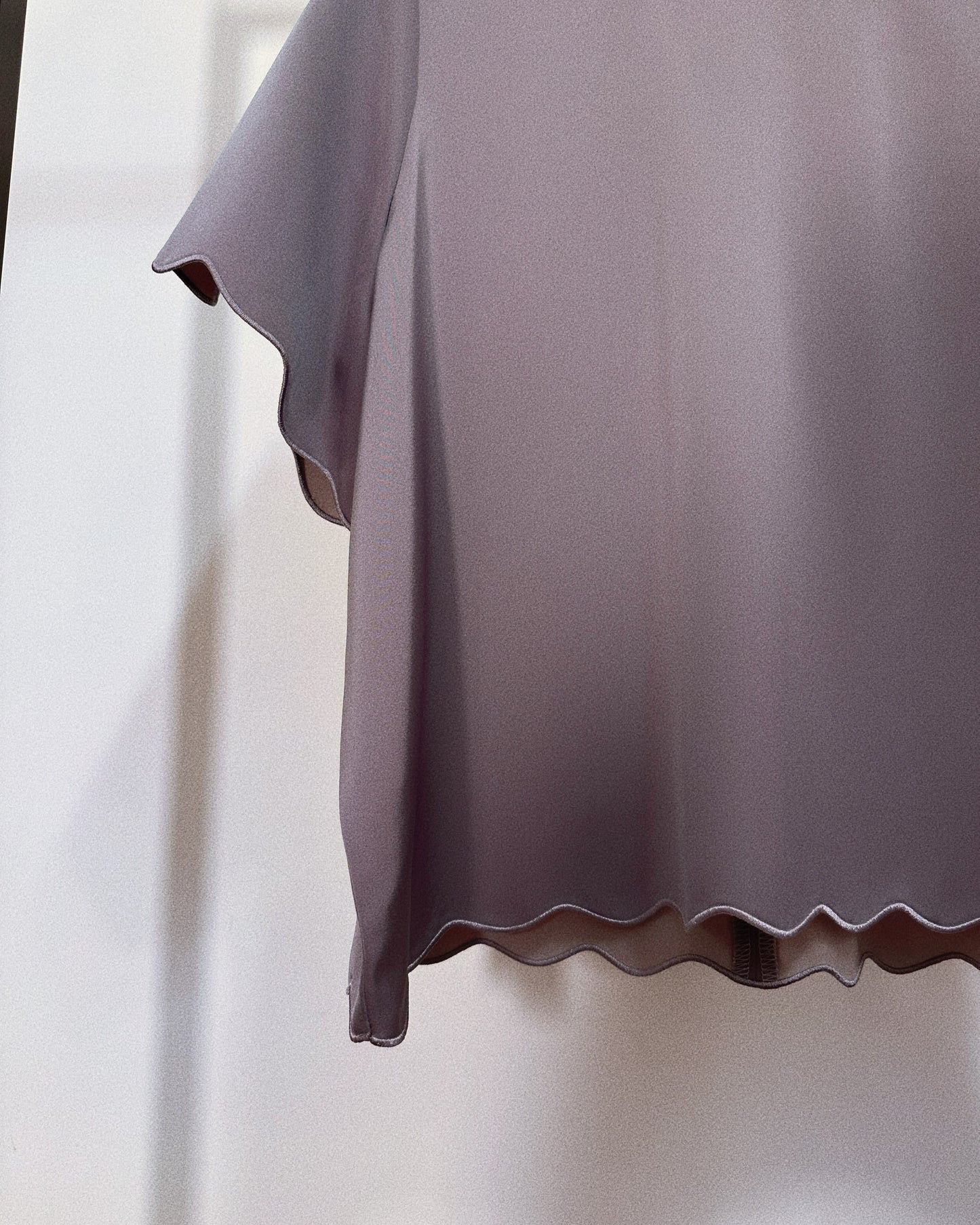 aalis ABIAH SOLID SS26 scallop edge top (Purple Grey)